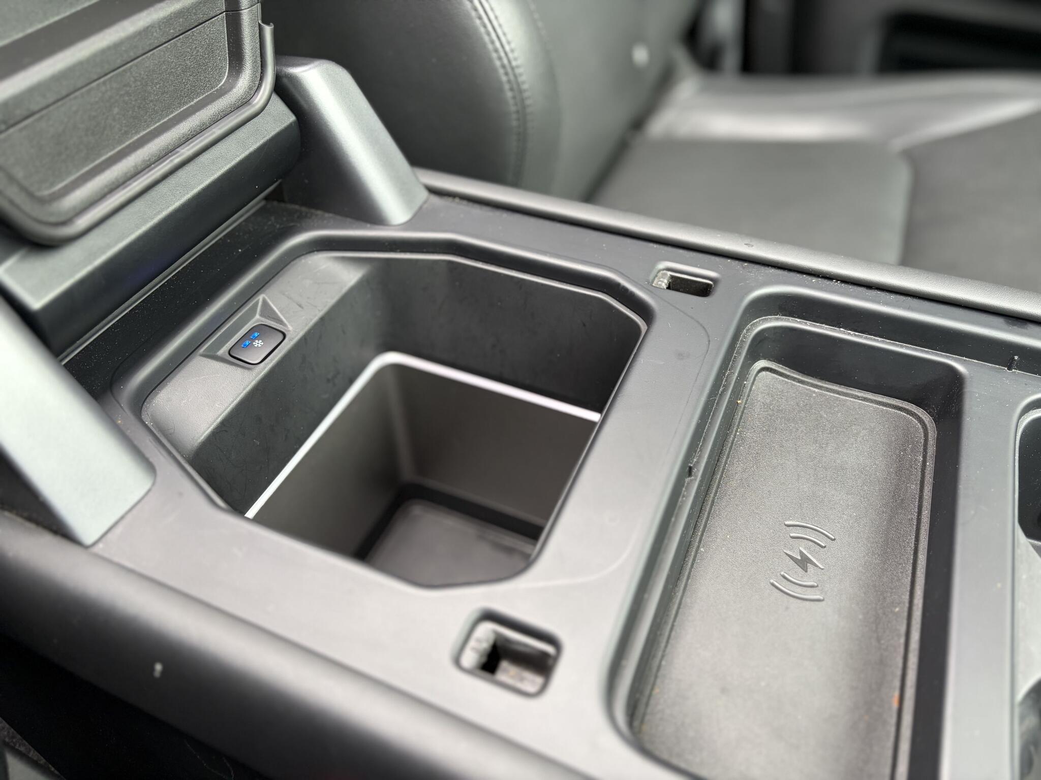 Land Rover Defender 110 view 26