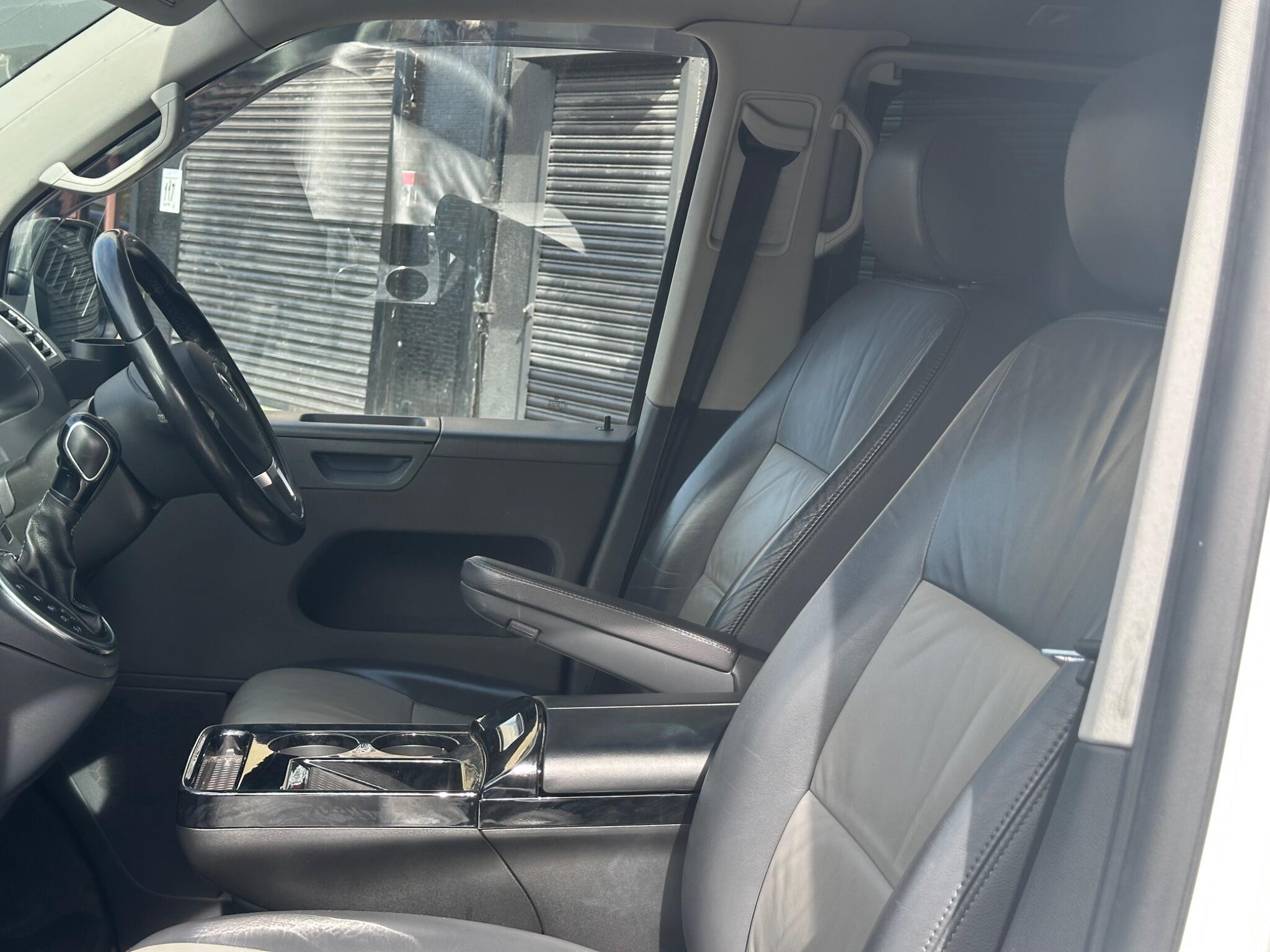Volkswagen Caravelle view 11