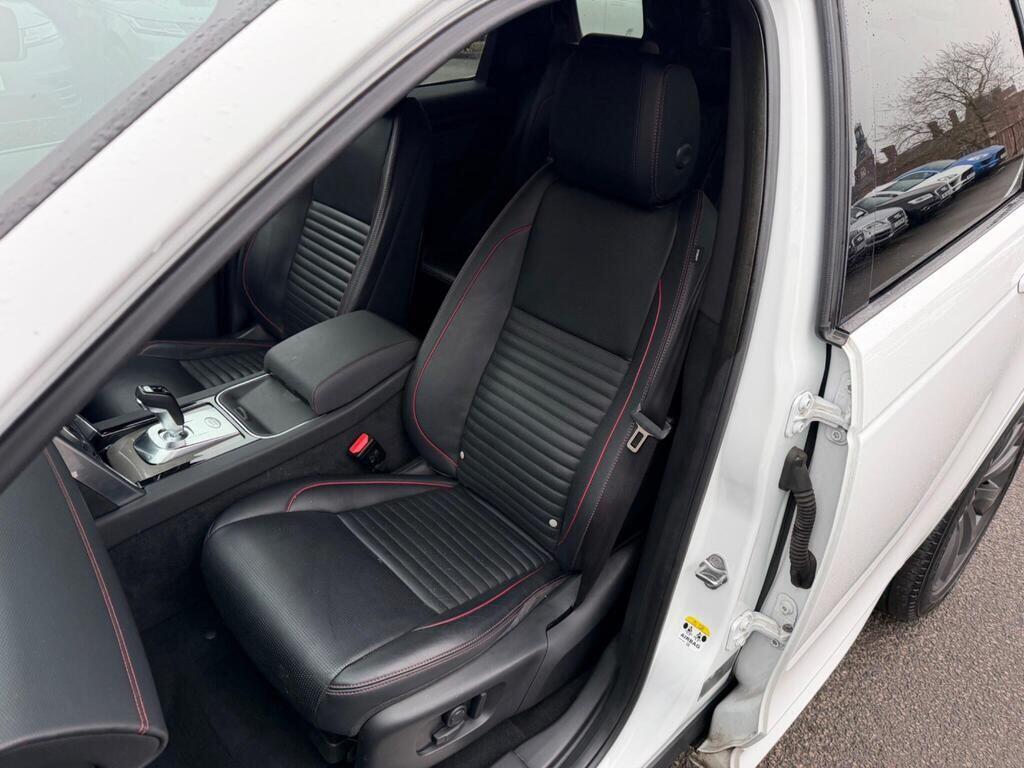 Land Rover Discovery Sport view 13