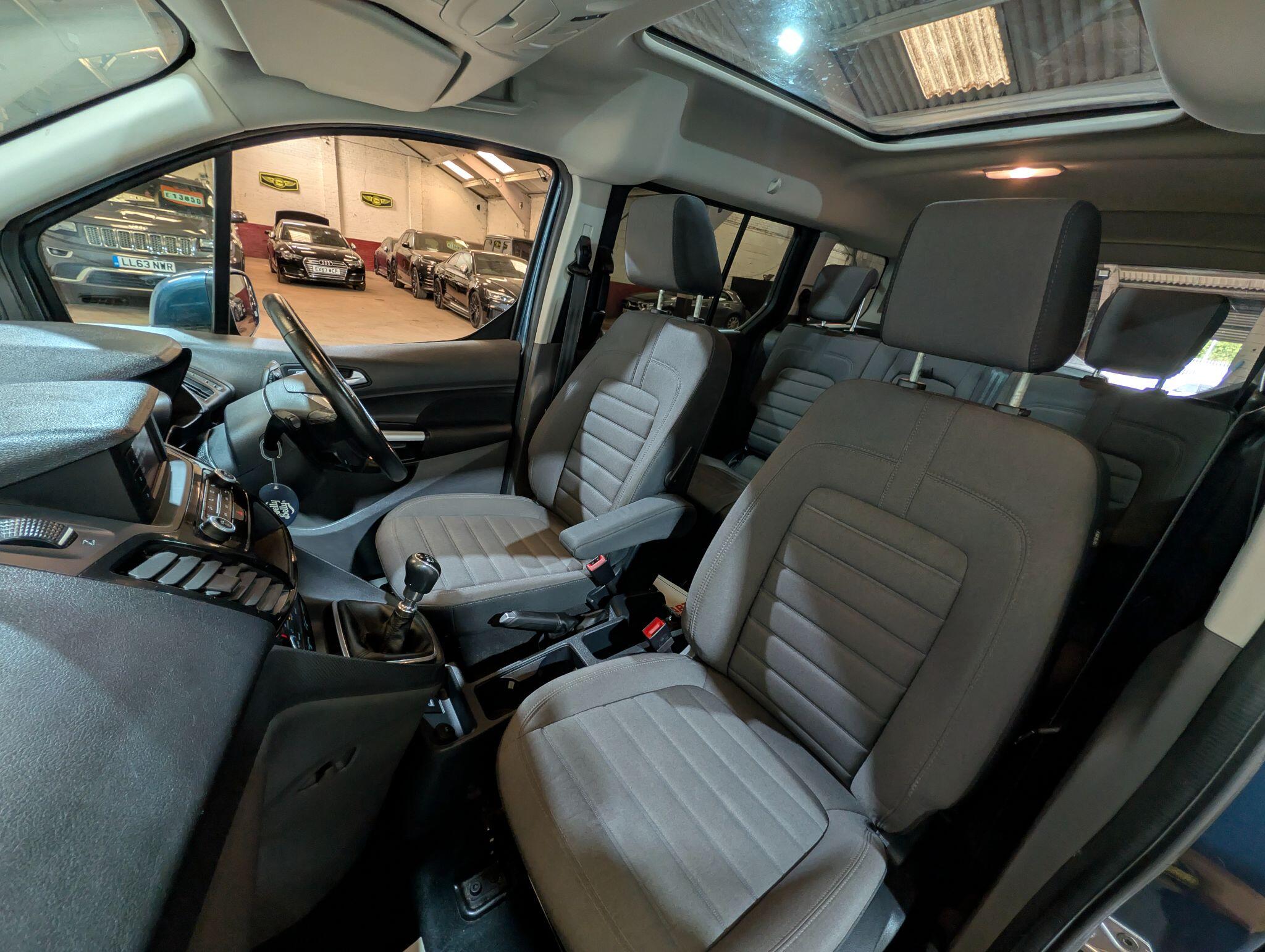 Ford Grand Tourneo Connect view 60