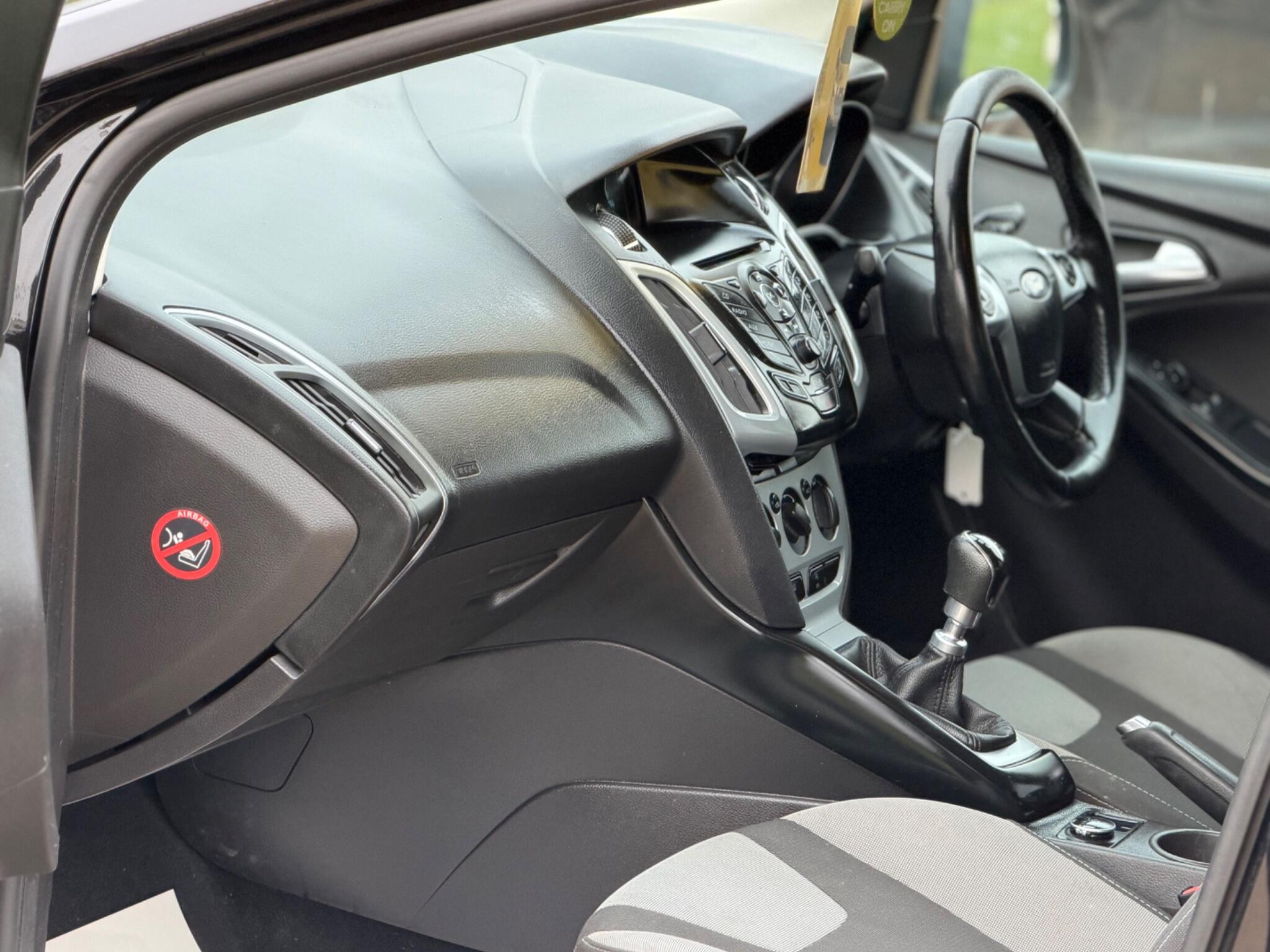 2014 Ford Focus 1.6 TDCi Zetec Euro 5 (s/s) 5dr image 18