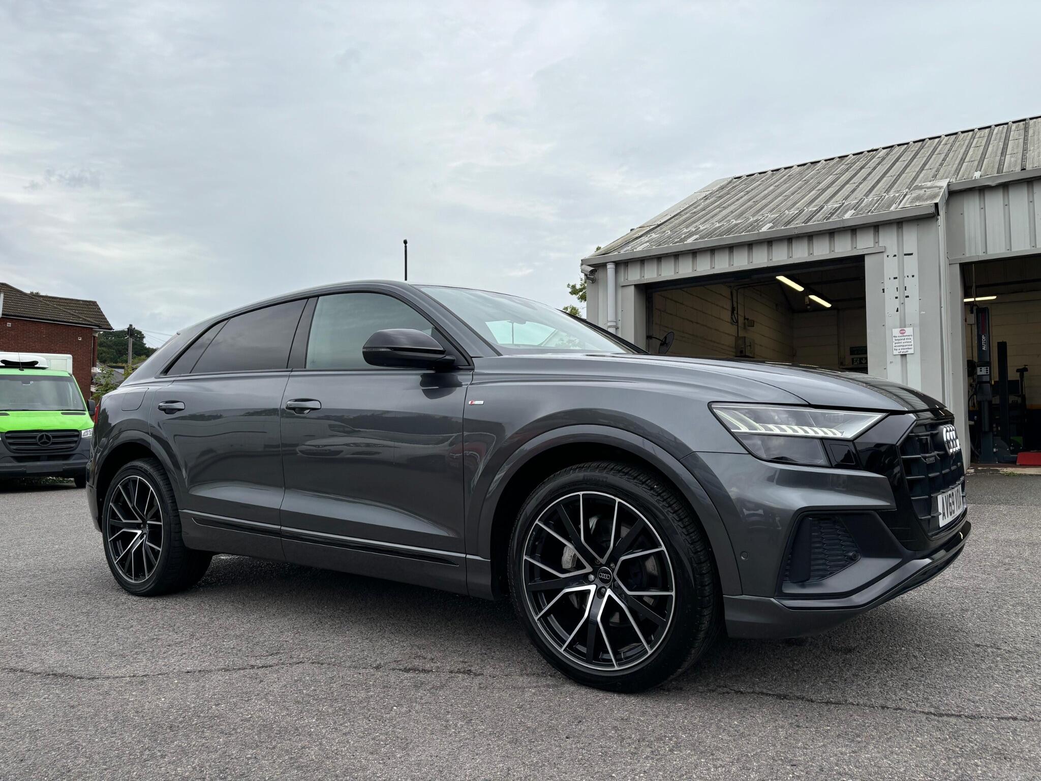 Audi Q8 view 8
