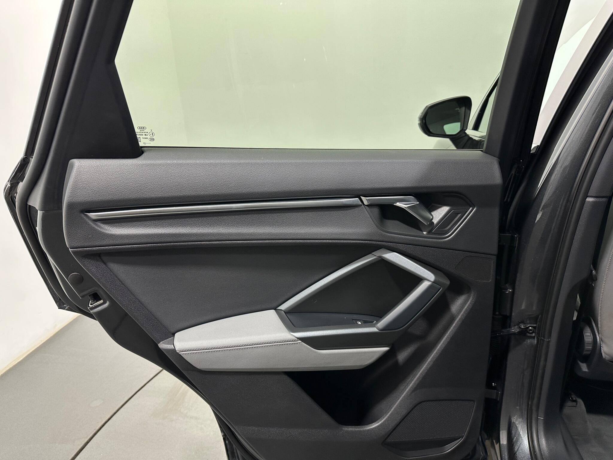 Audi Q3 view 39