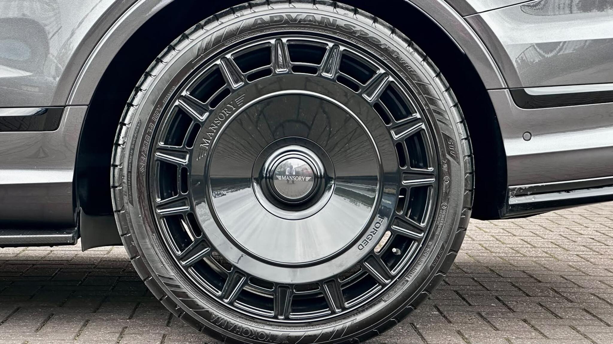 Bentley Bentayga view 19