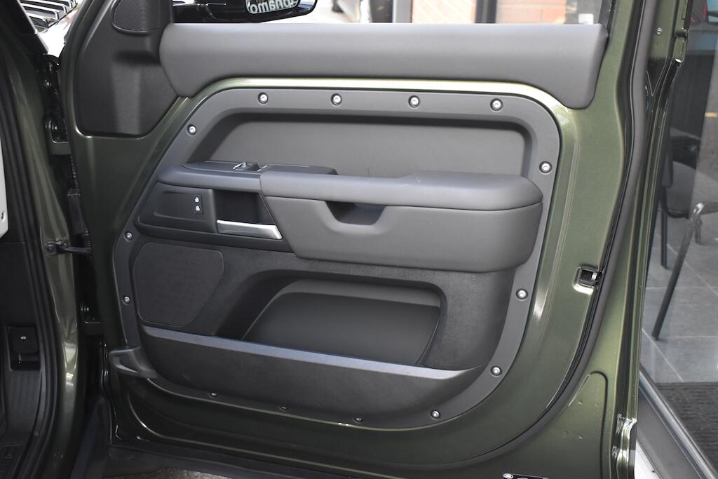 Land Rover Defender 110 view 40