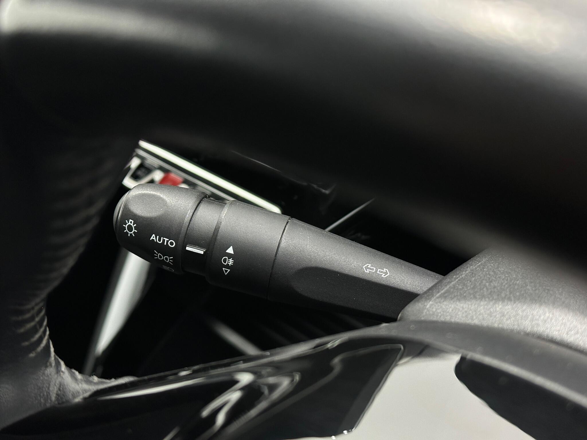 Peugeot 208 view 14