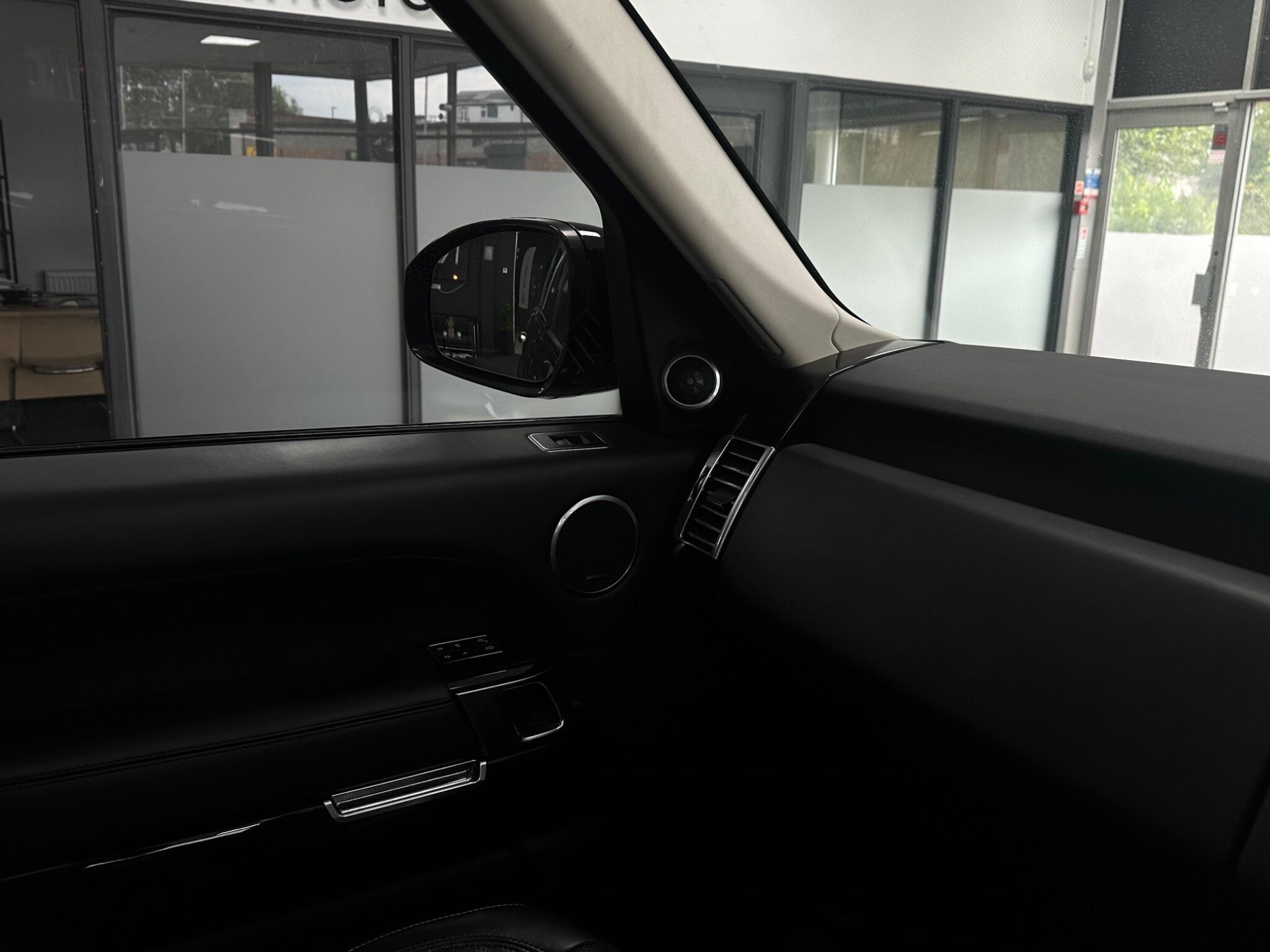 Land Rover Range Rover view 32