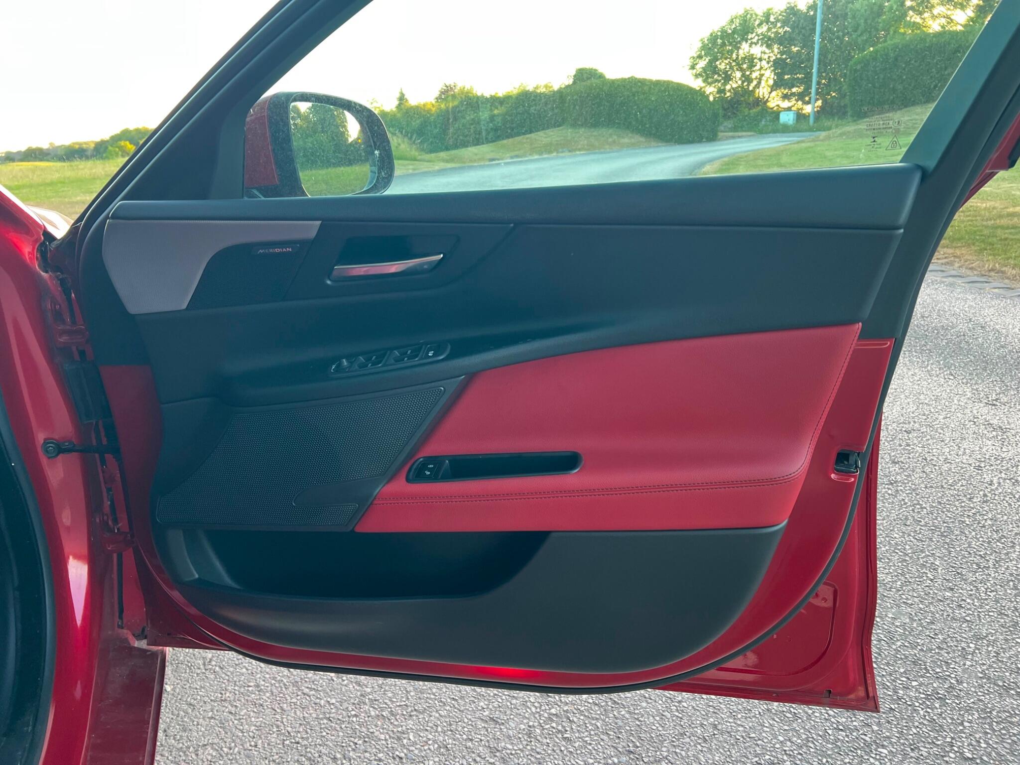Jaguar Xe view 14