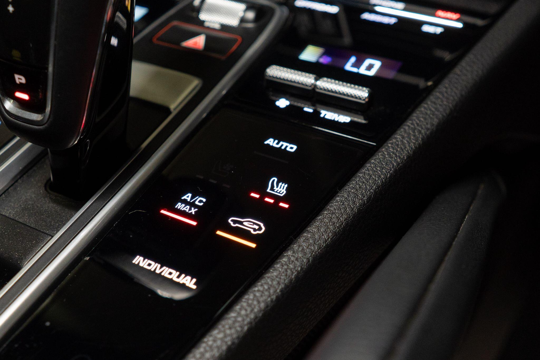 Porsche Cayenne view 31