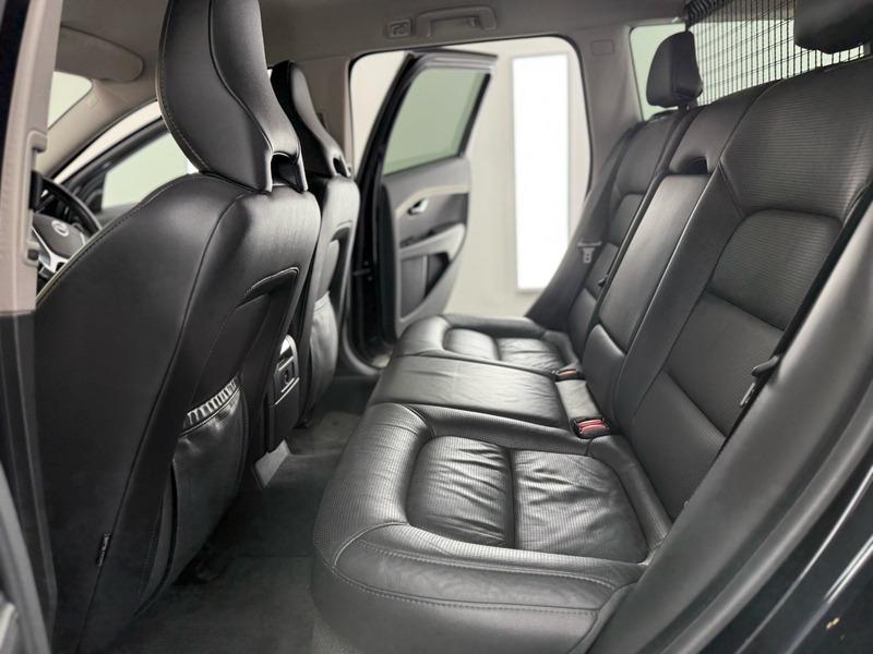 2010 Volvo V70 image 27
