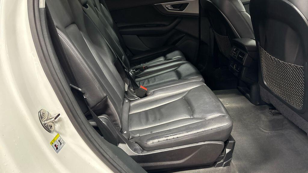 Audi Q7 view 12