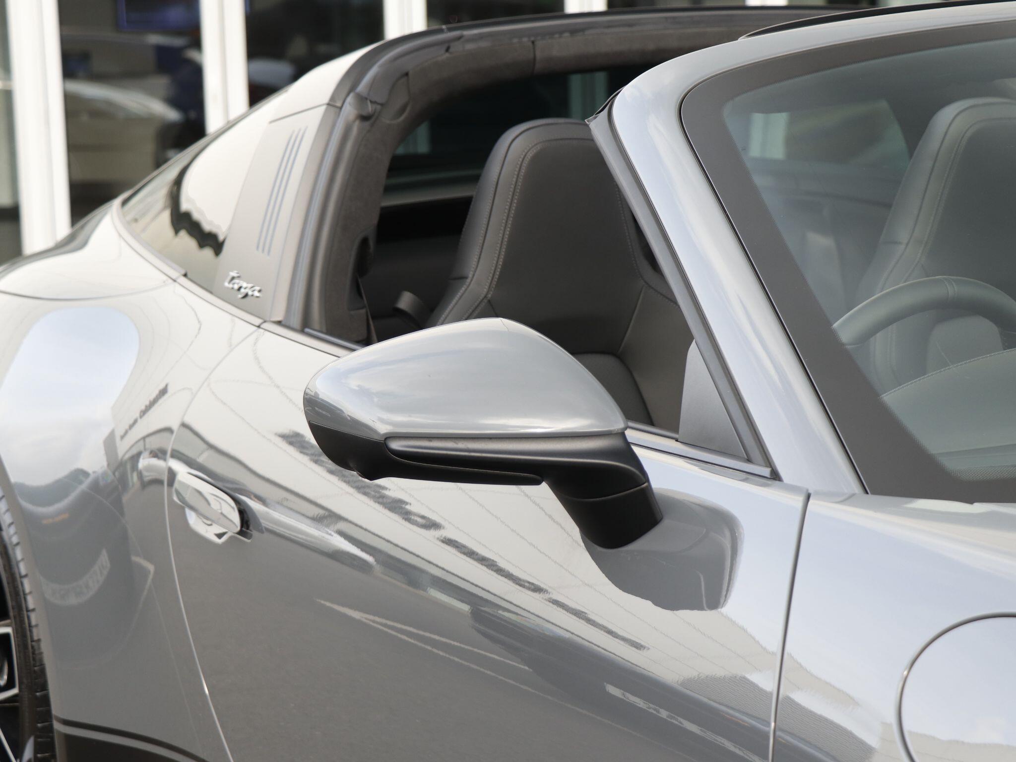 Porsche 911 view 32