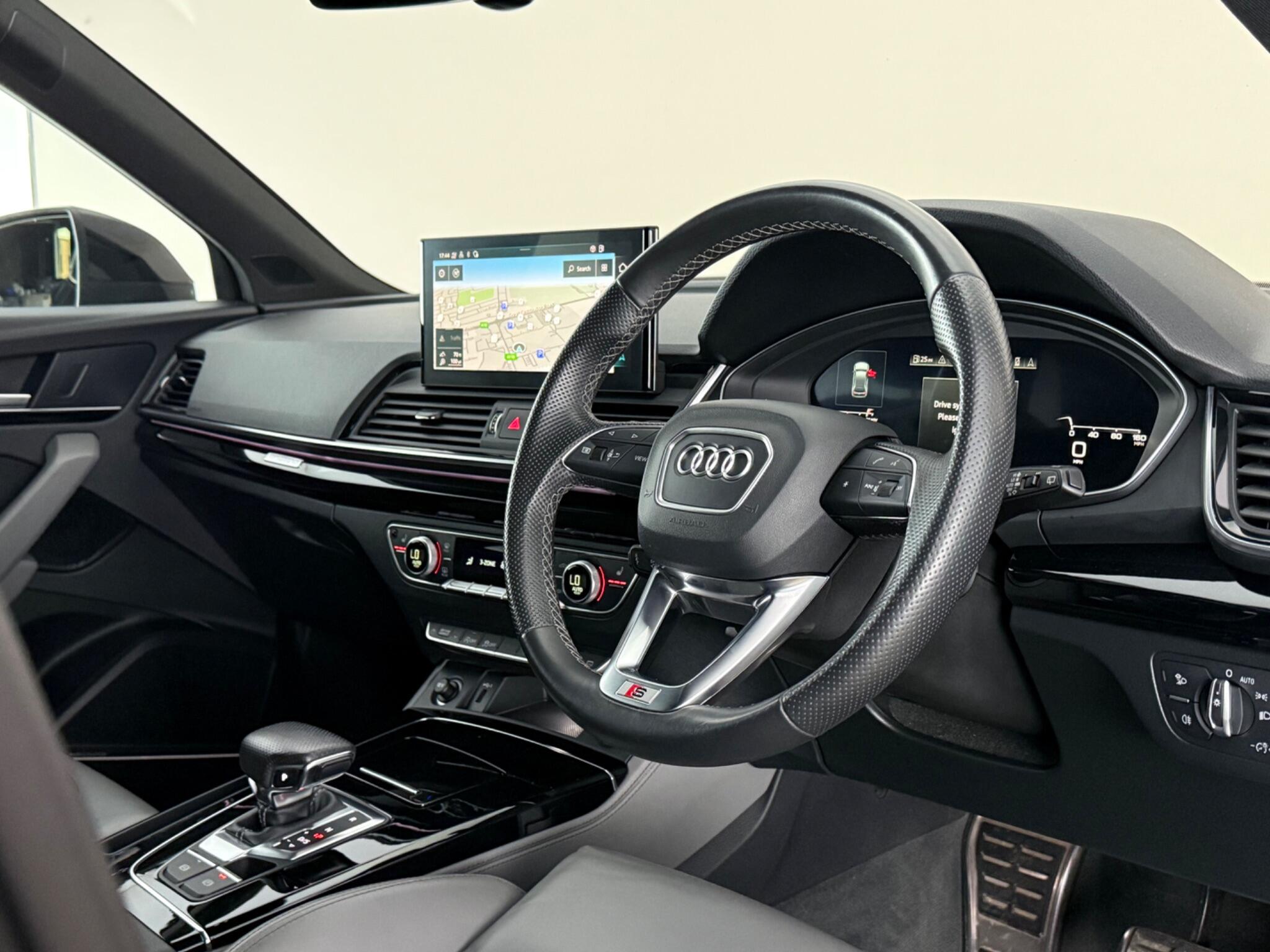 Audi Q5 view 3