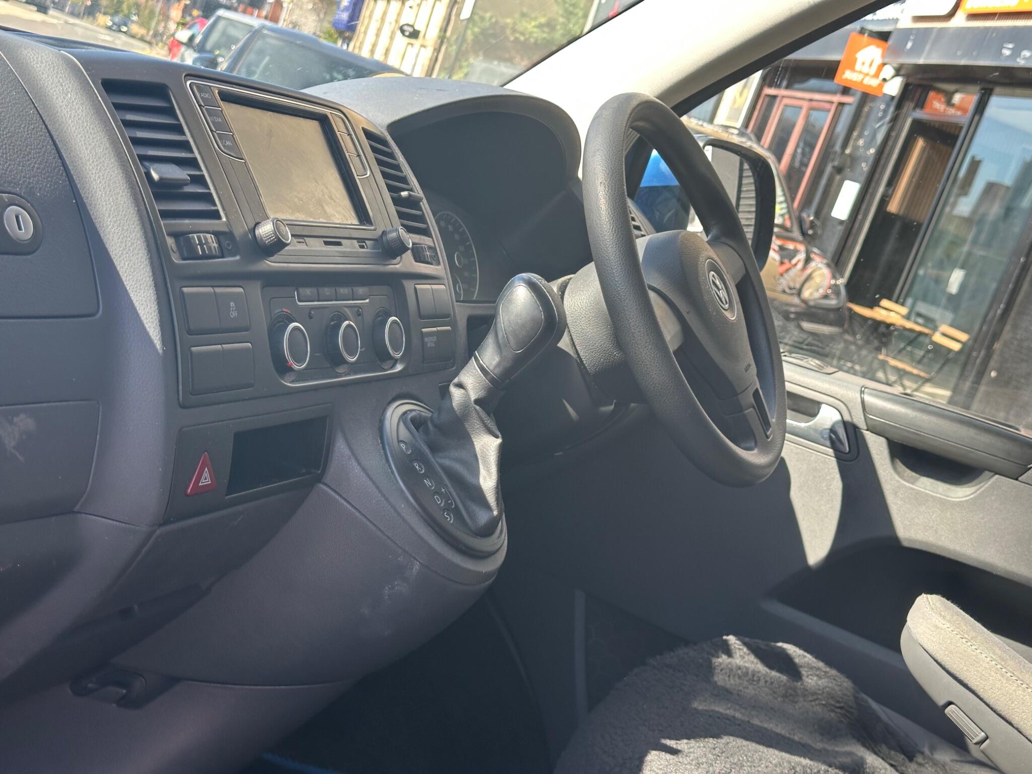 Volkswagen Transporter view 11