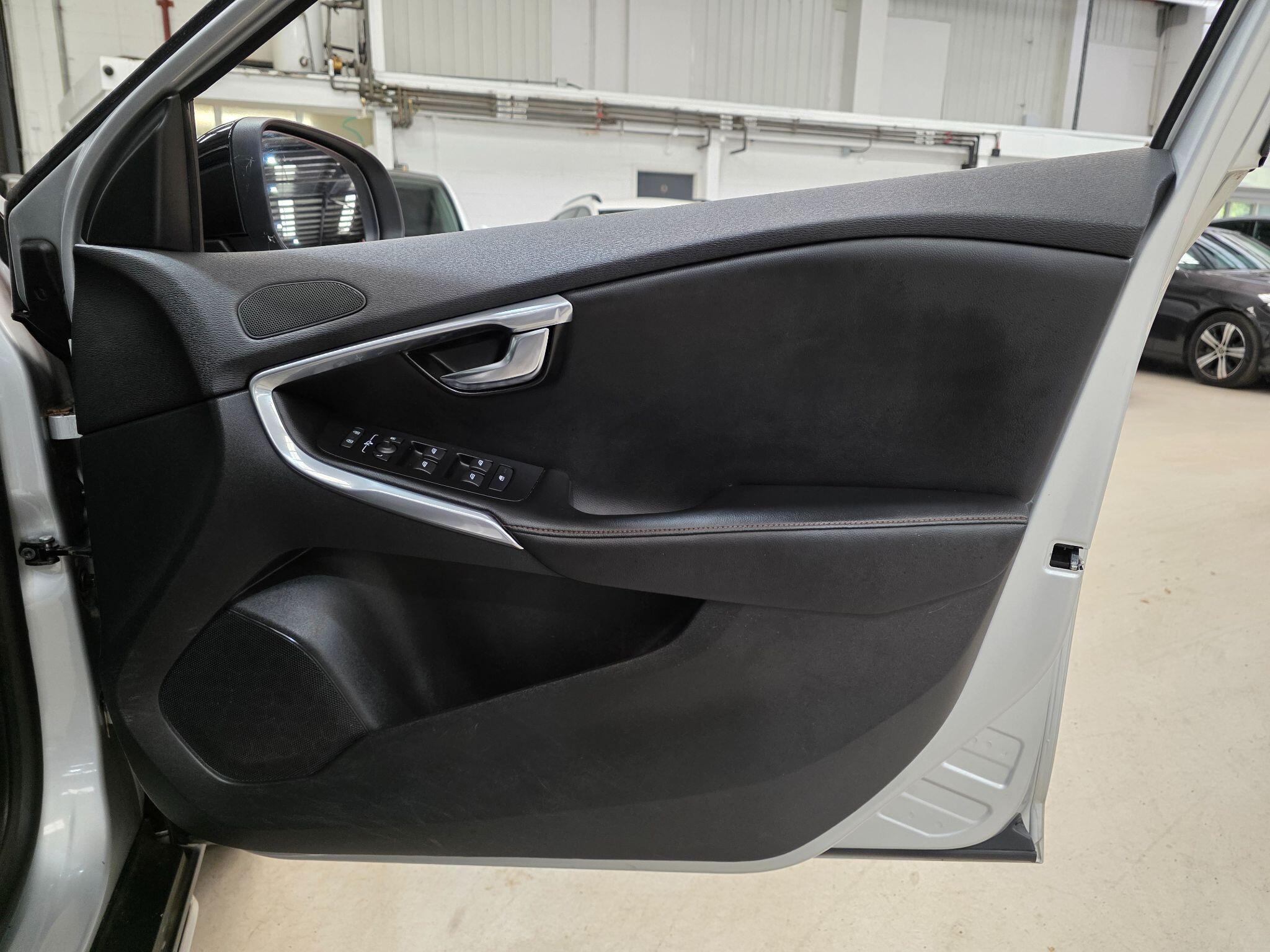 Volvo V40 Cross Country view 12