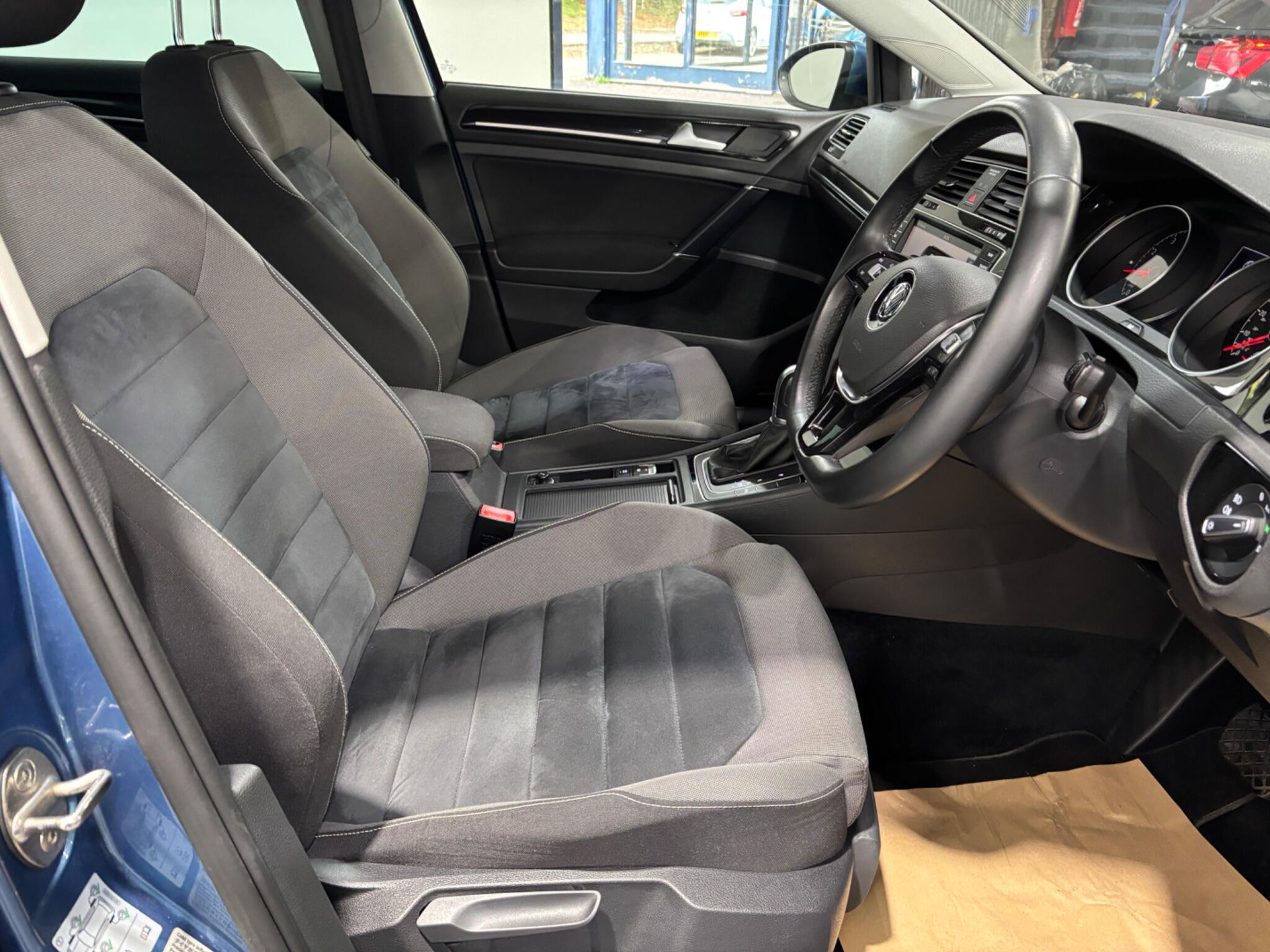 Volkswagen Golf view 23