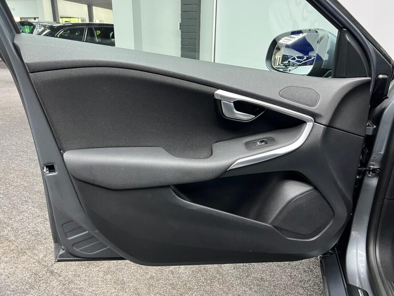 Volvo V40 view 26