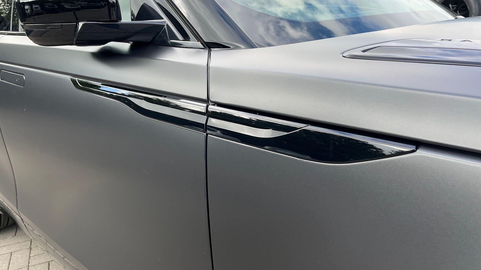 Land Rover Range Rover Velar view 8