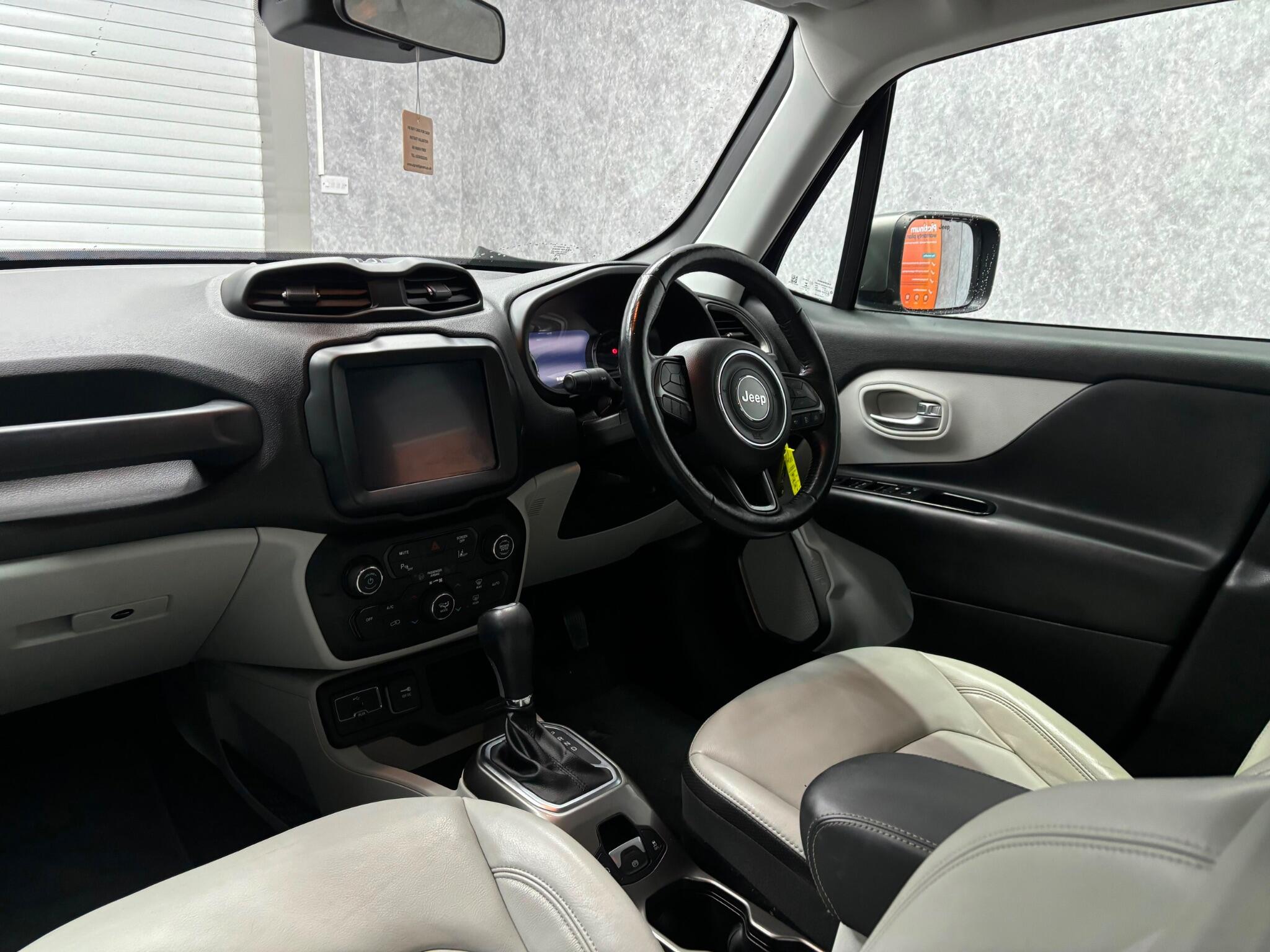Jeep Renegade view 8