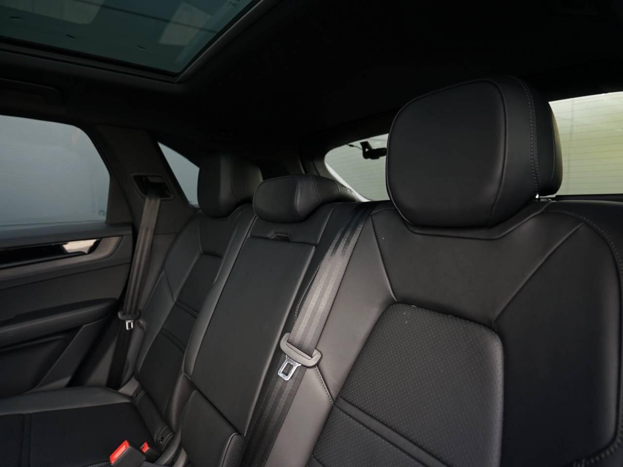 Porsche Cayenne view 31