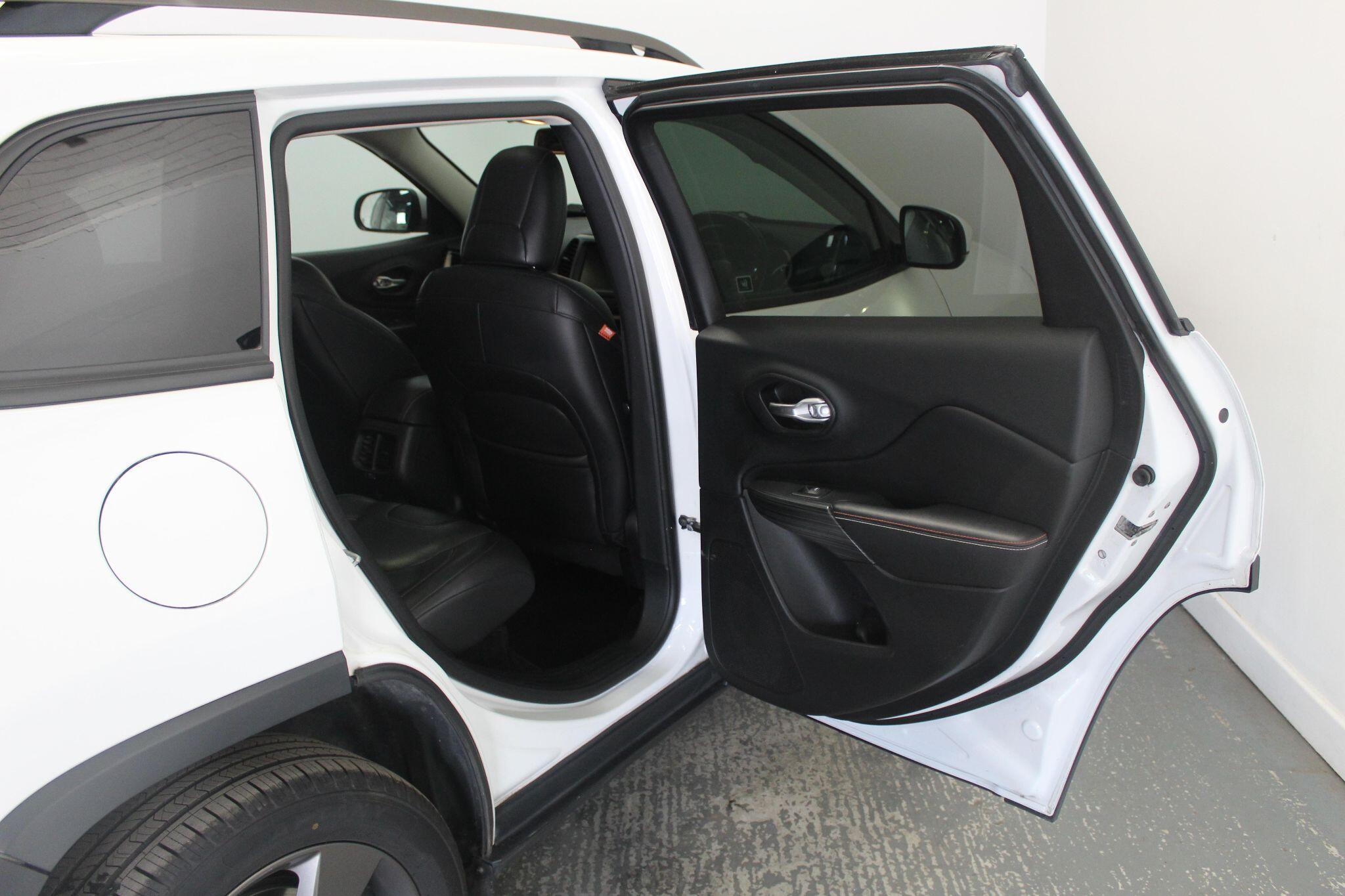 Jeep Cherokee view 29