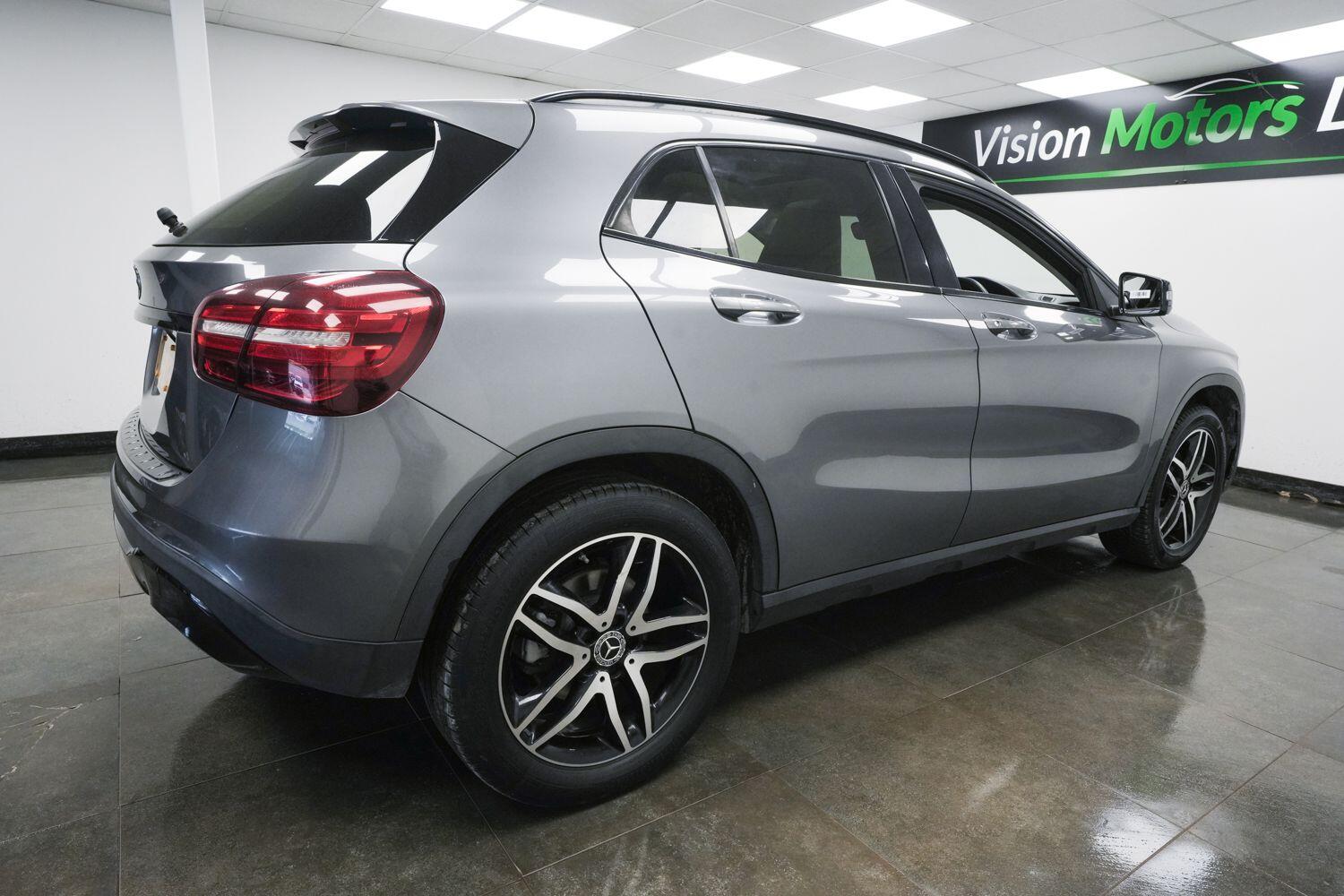 Mercedes-Benz Gla view 3