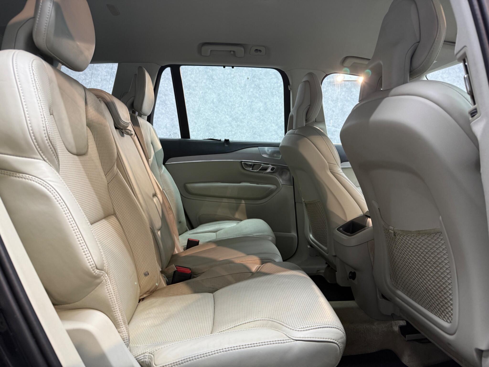 Volvo XC90 view 8