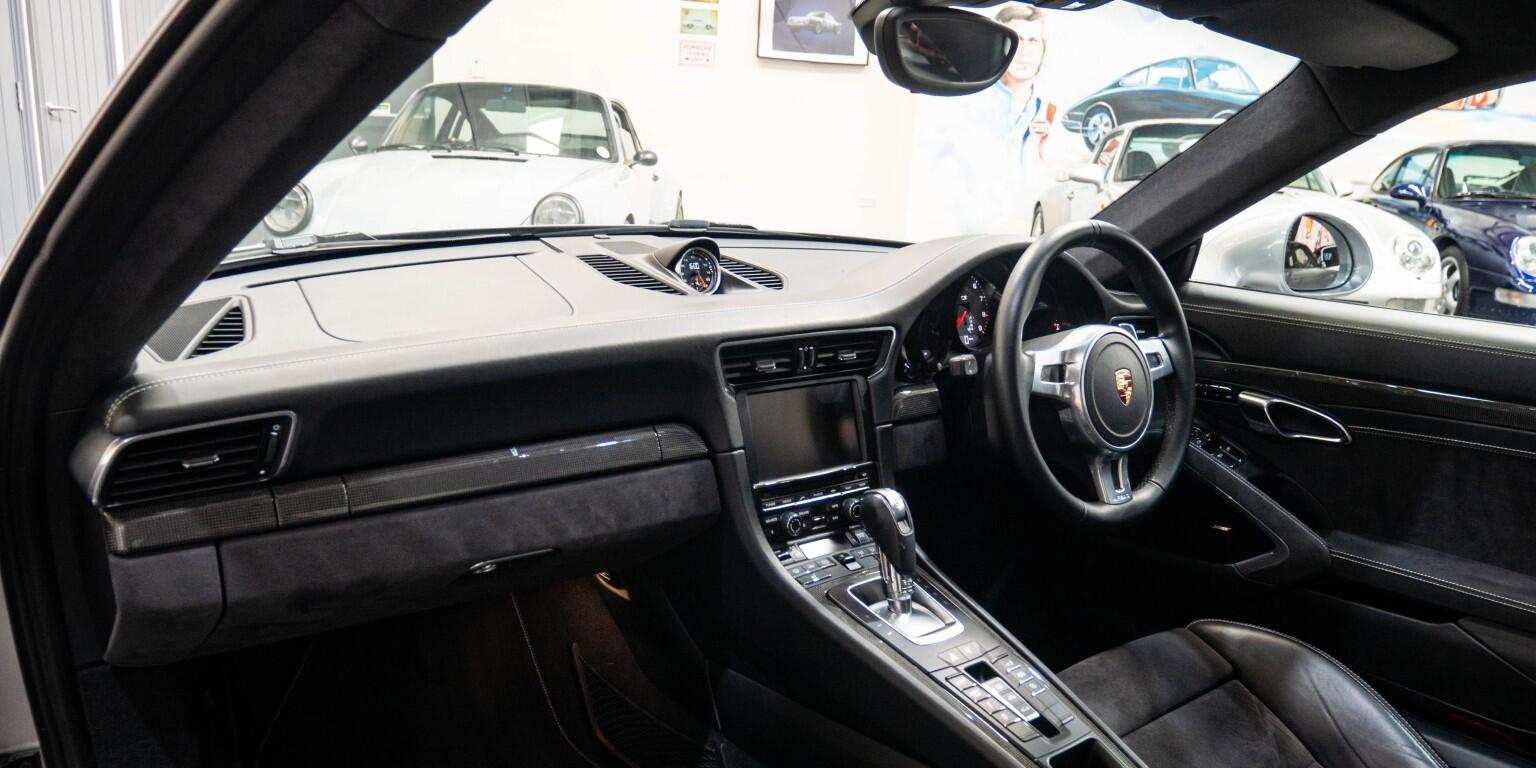 Porsche 911 view 17