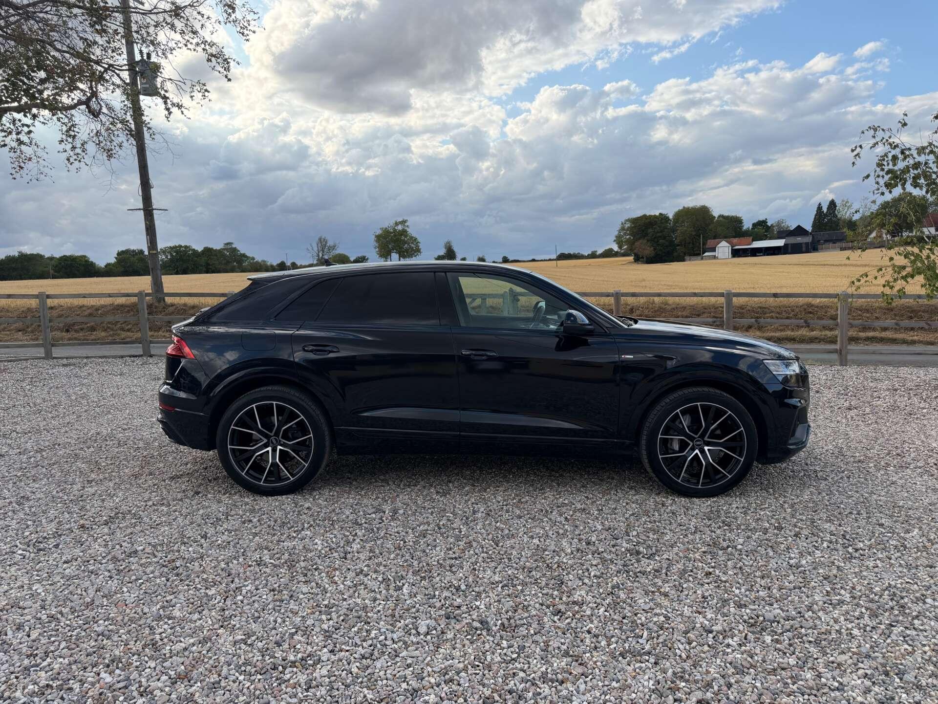 Audi Q8 view 5