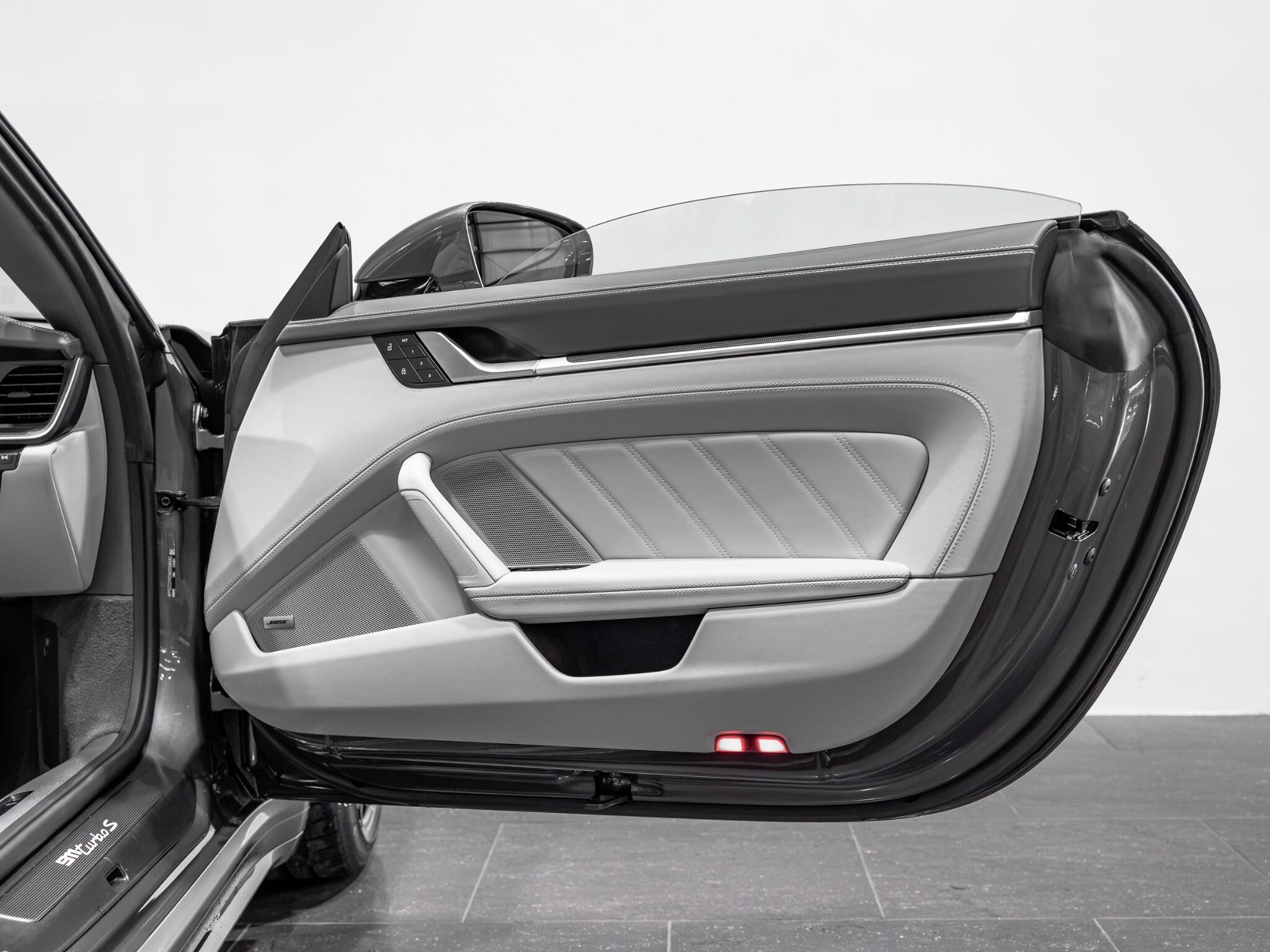 Porsche 911 view 33