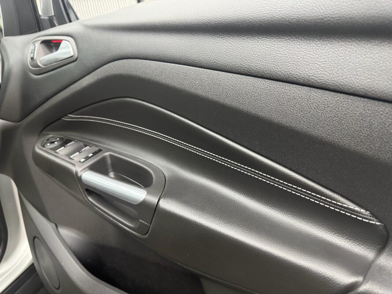 Ford C-Max view 10