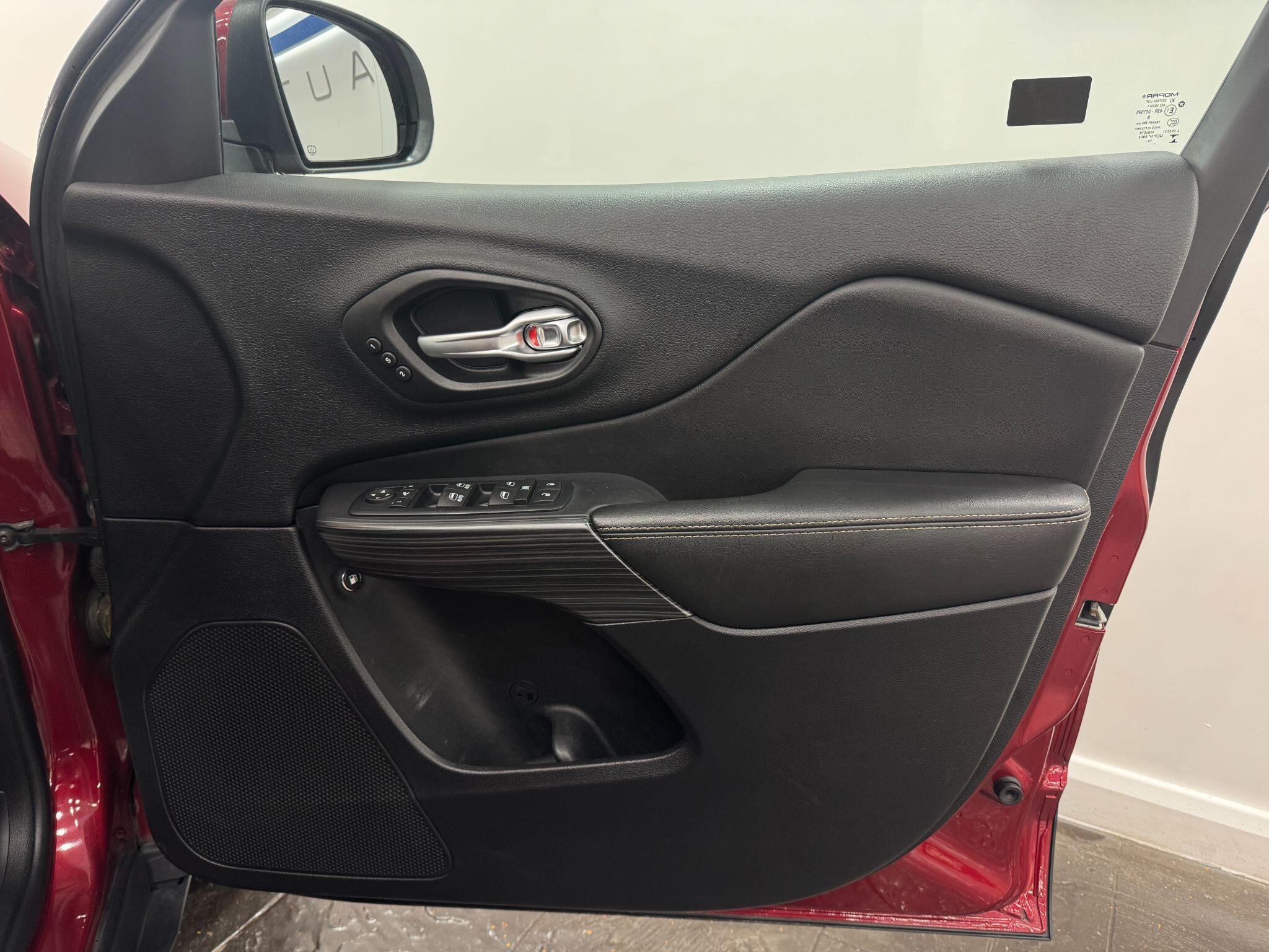 Jeep Cherokee view 28