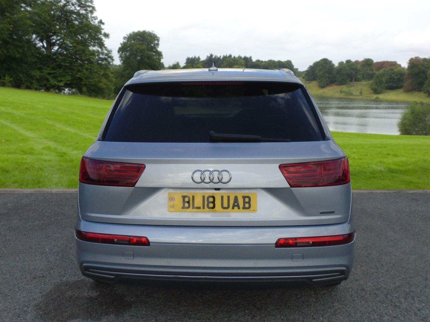 Audi Q7 view 8