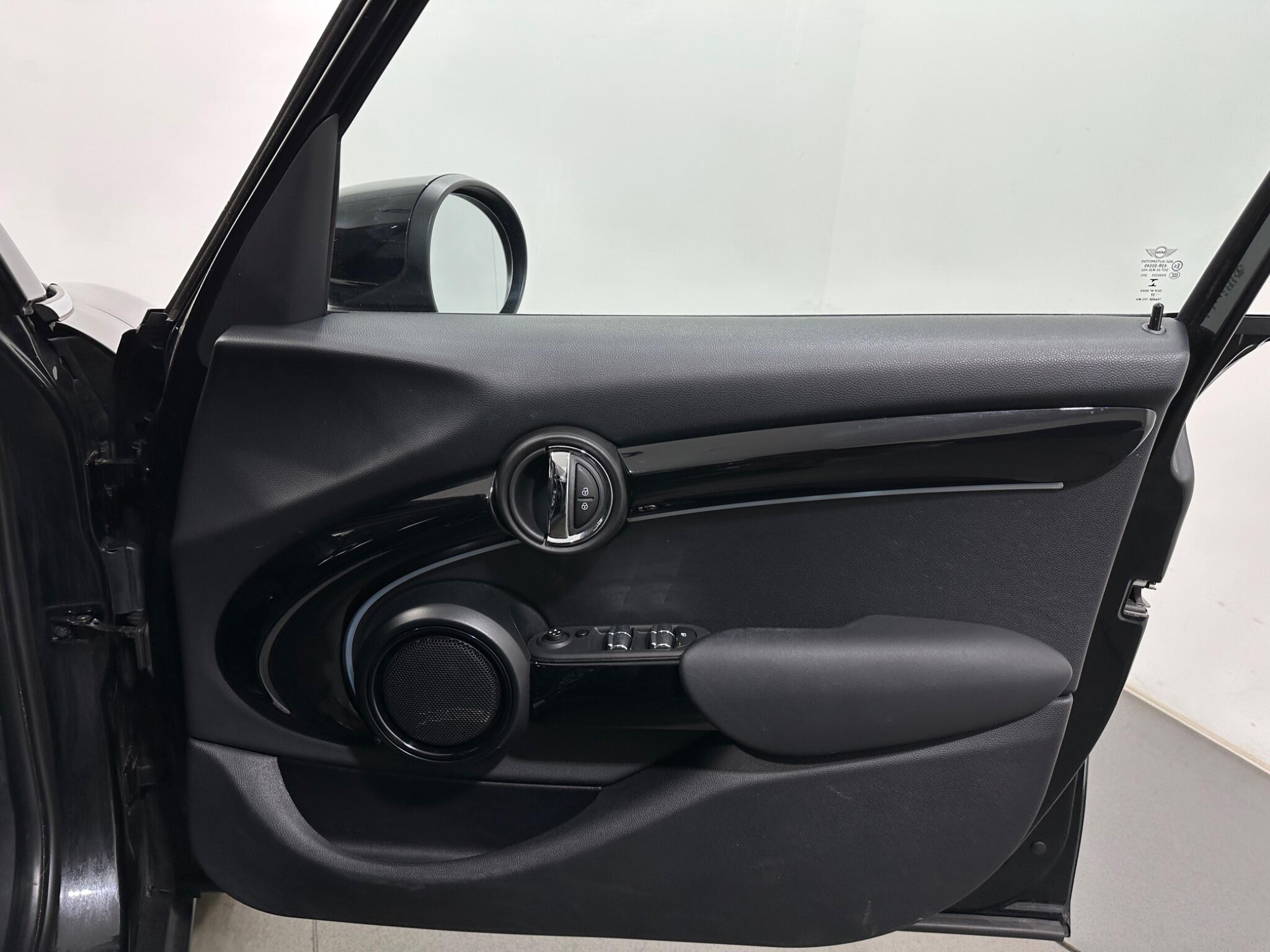 Mini Cooper view 32