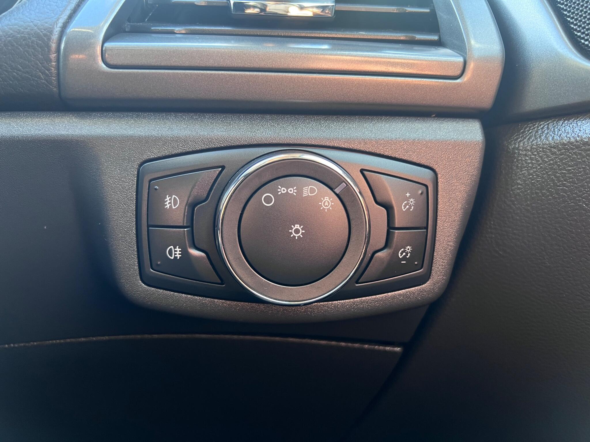 Ford Mondeo view 26