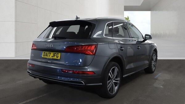 Audi Q5 view 4