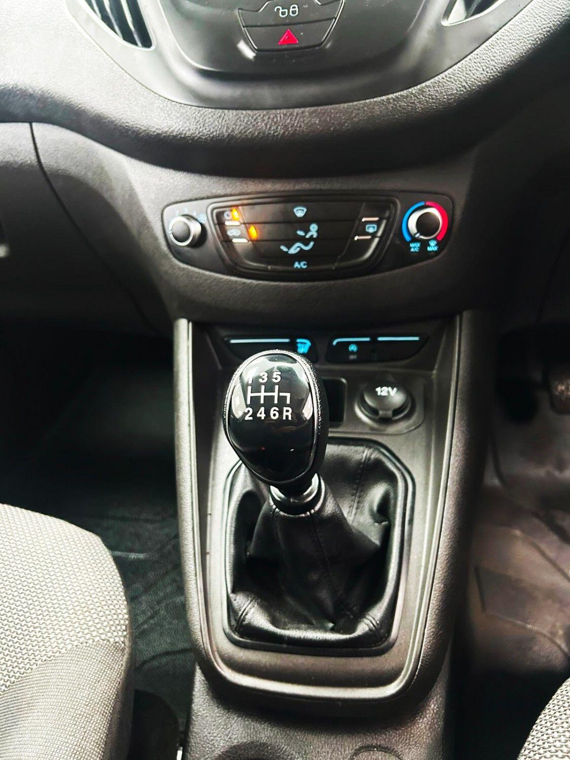 Ford Transit Courier view 16