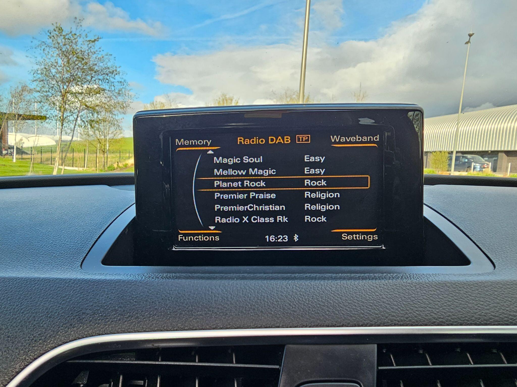 Audi Q3 view 31