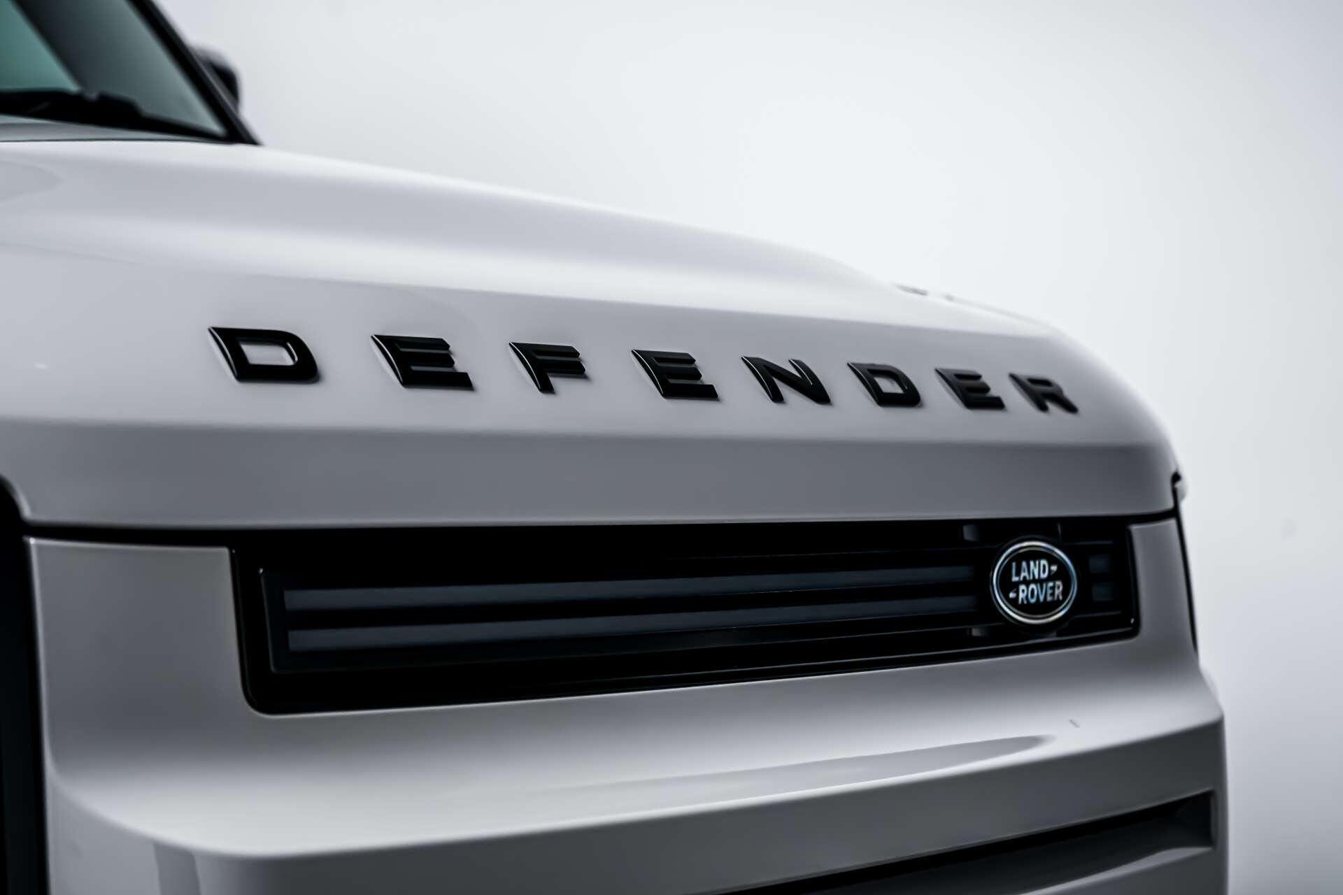 Land Rover Defender 90 view 11