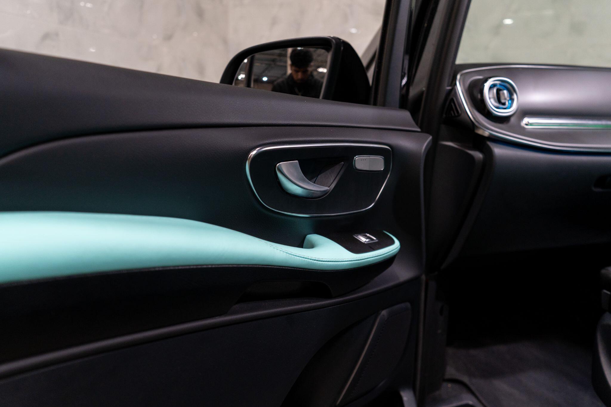 Mercedes-Benz V-Class view 29