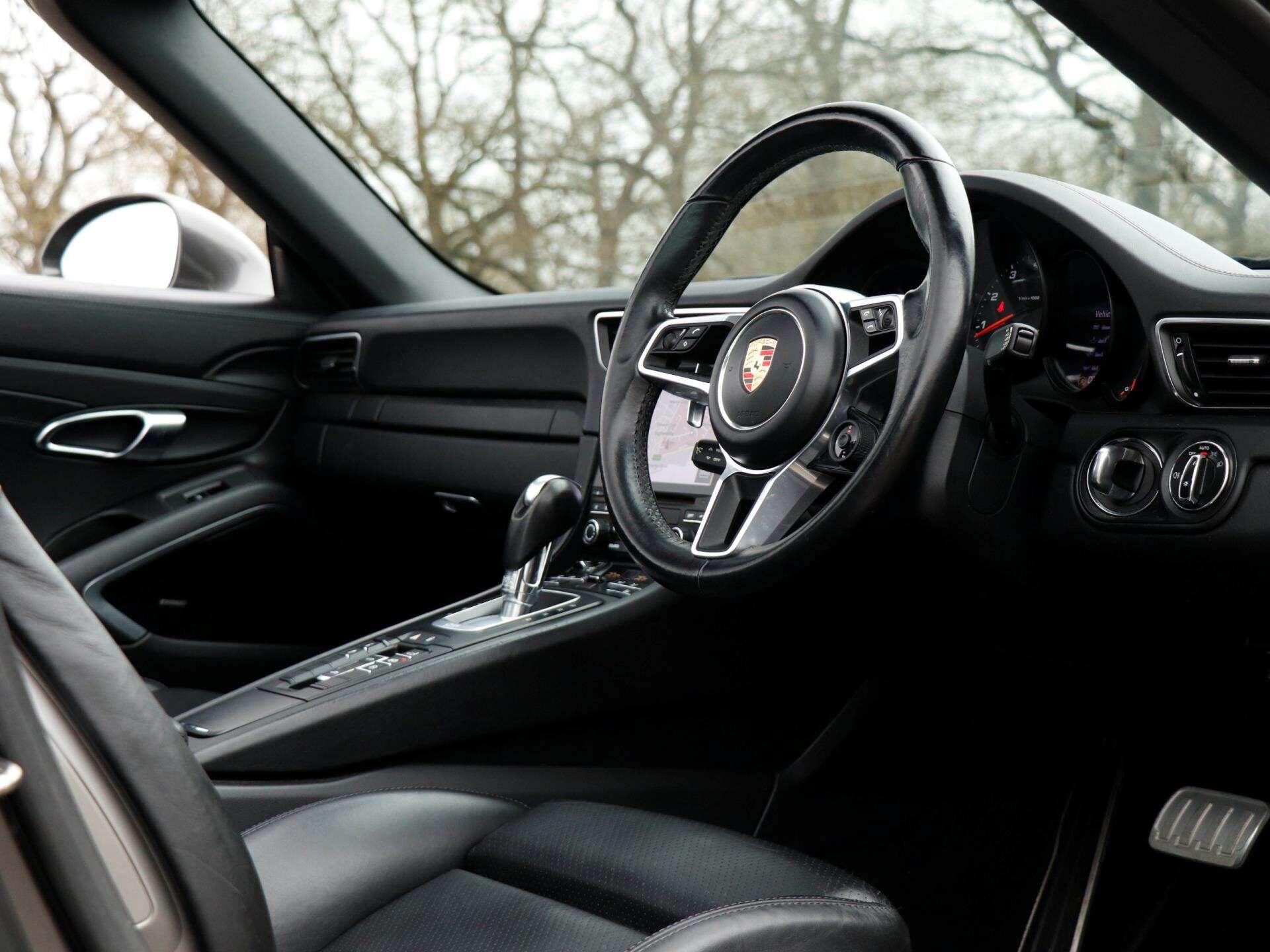 Porsche 911 view 11