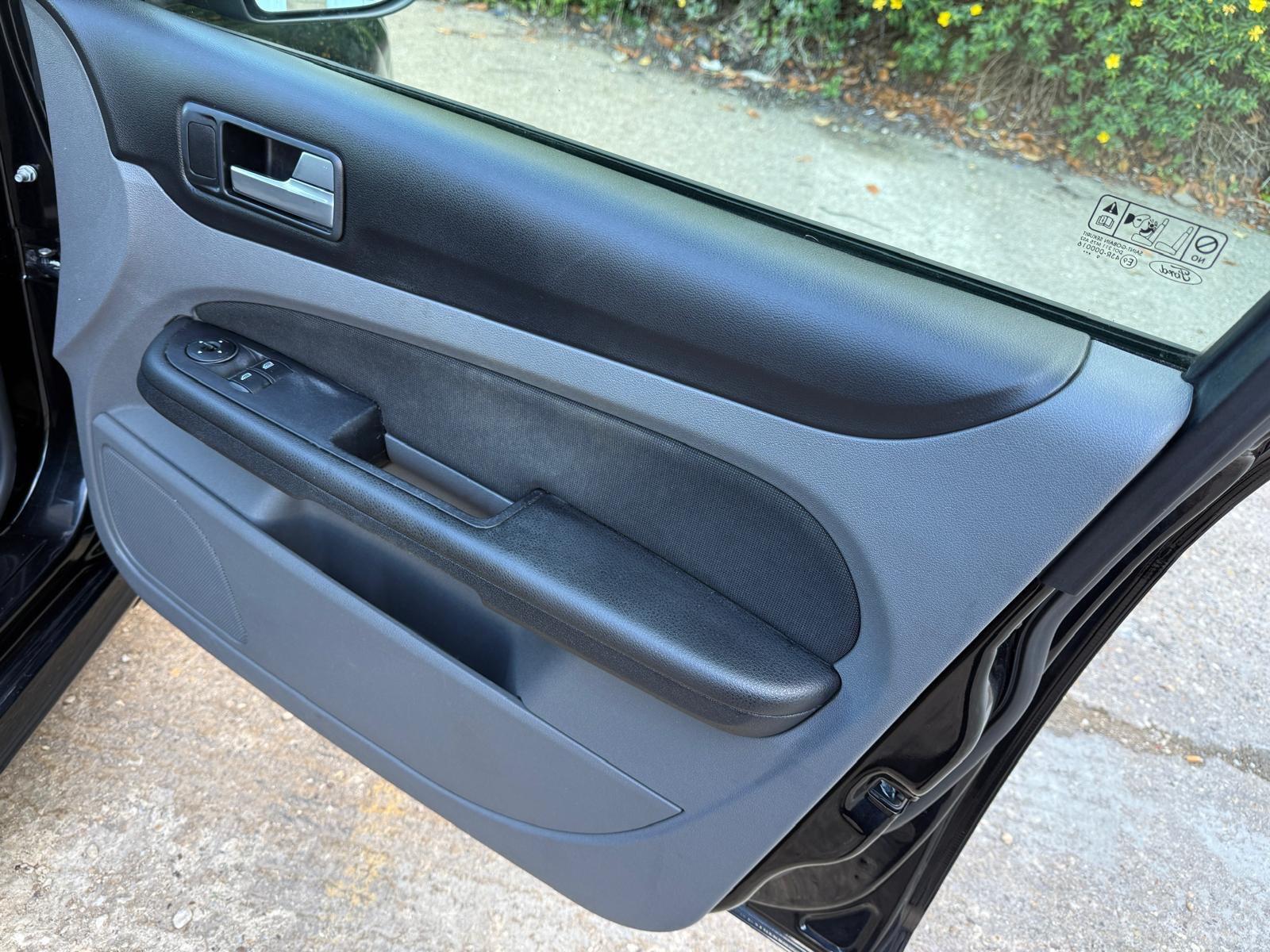 Ford Focus view 13