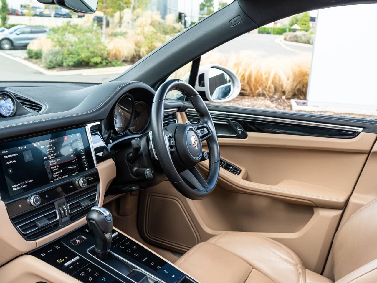 Porsche Macan view 29
