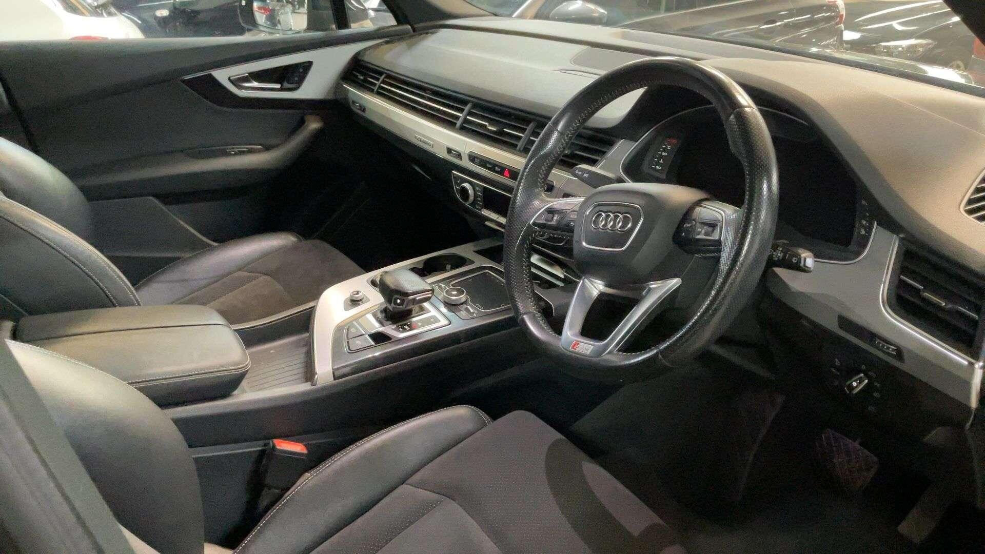 Audi Q7 view 8