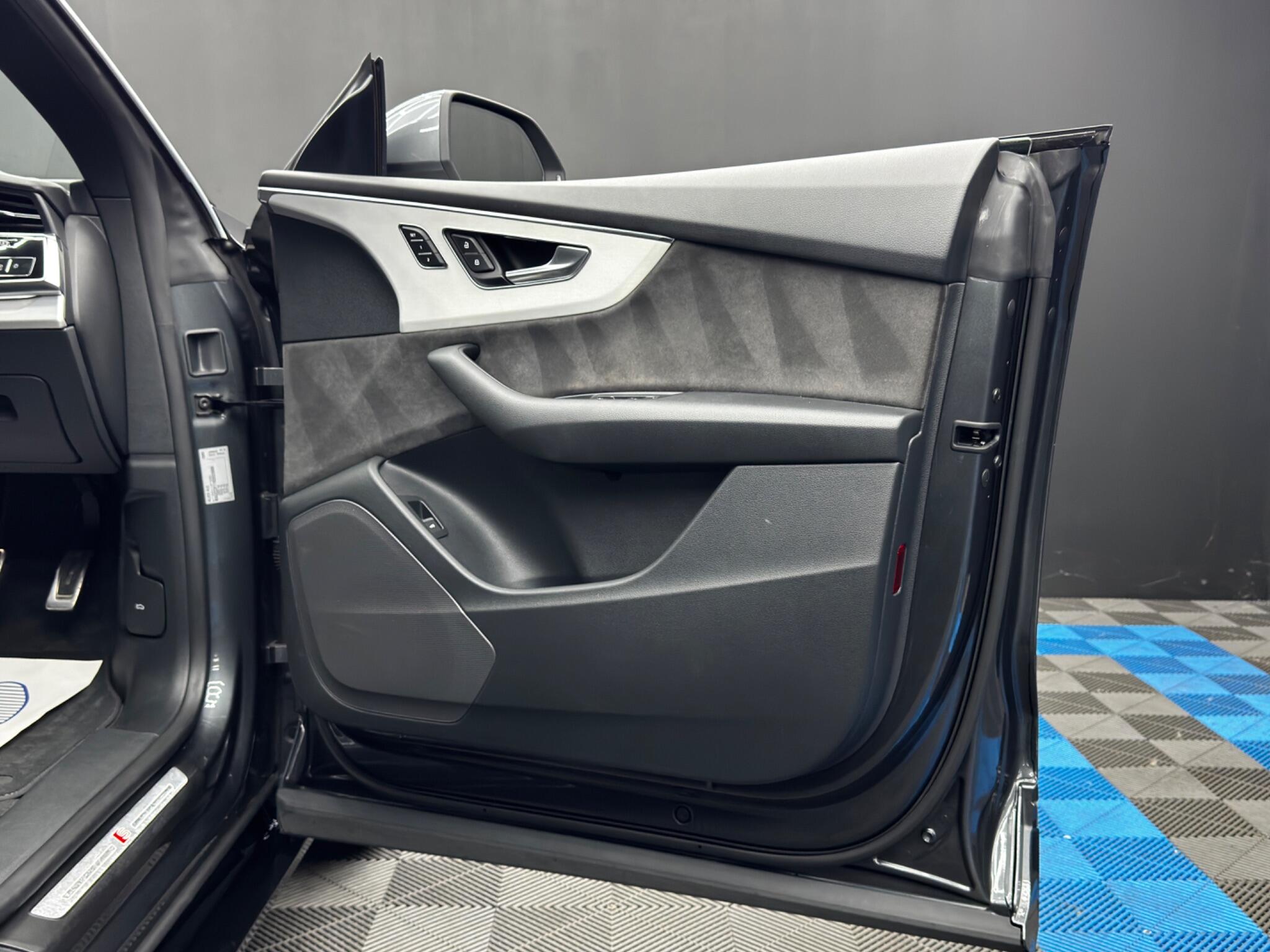 Audi Q8 view 44