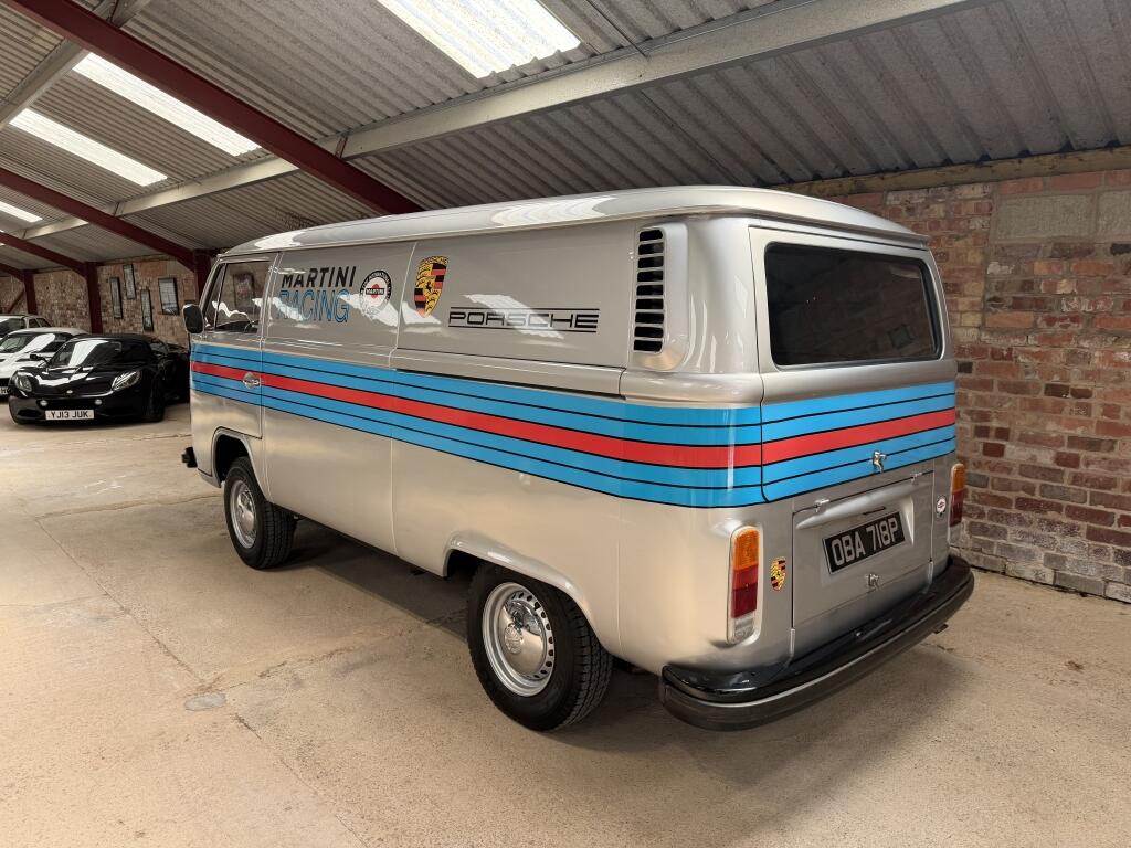 Volkswagen Transporter view 3