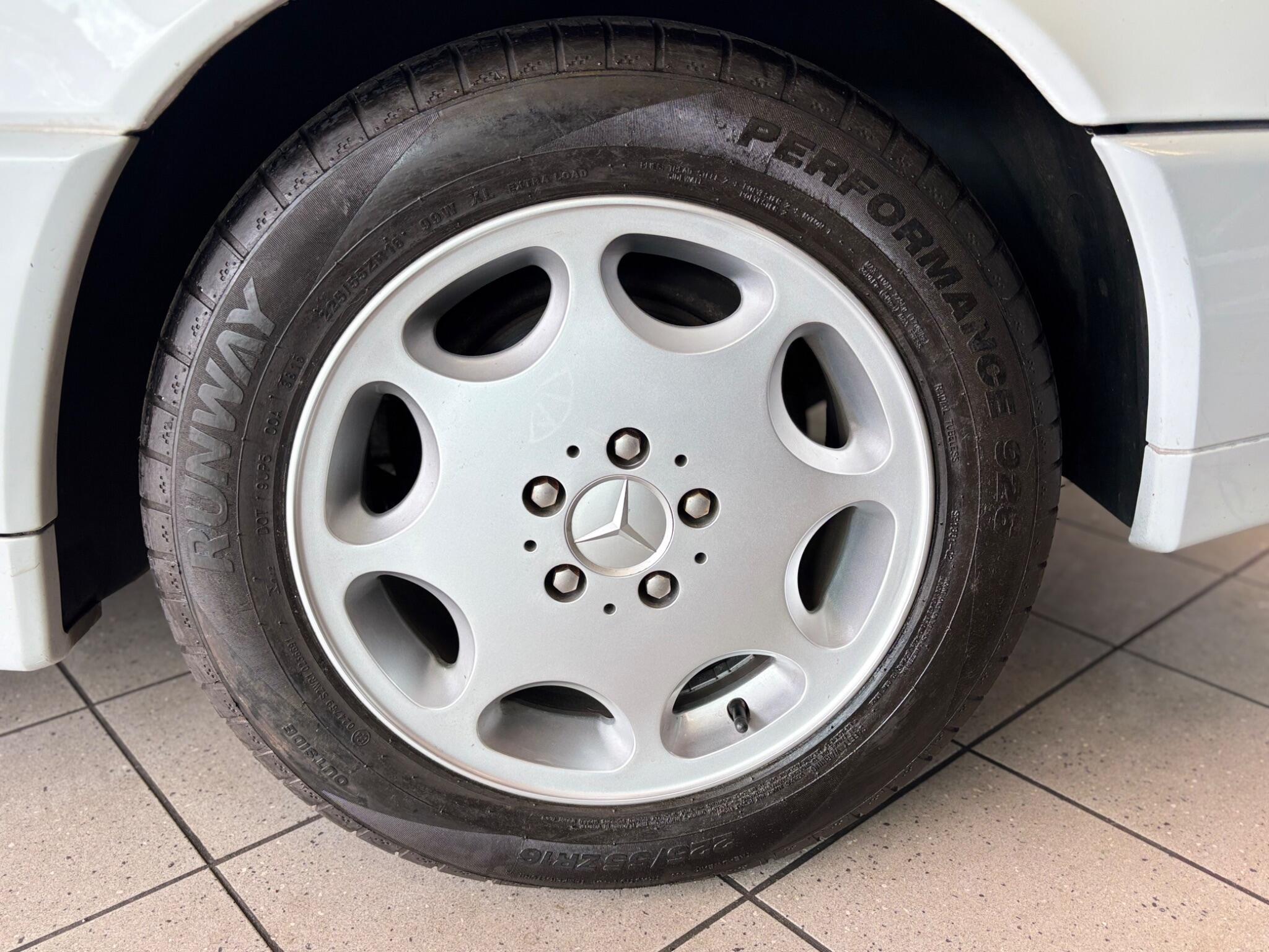 Mercedes-Benz 300 view 29