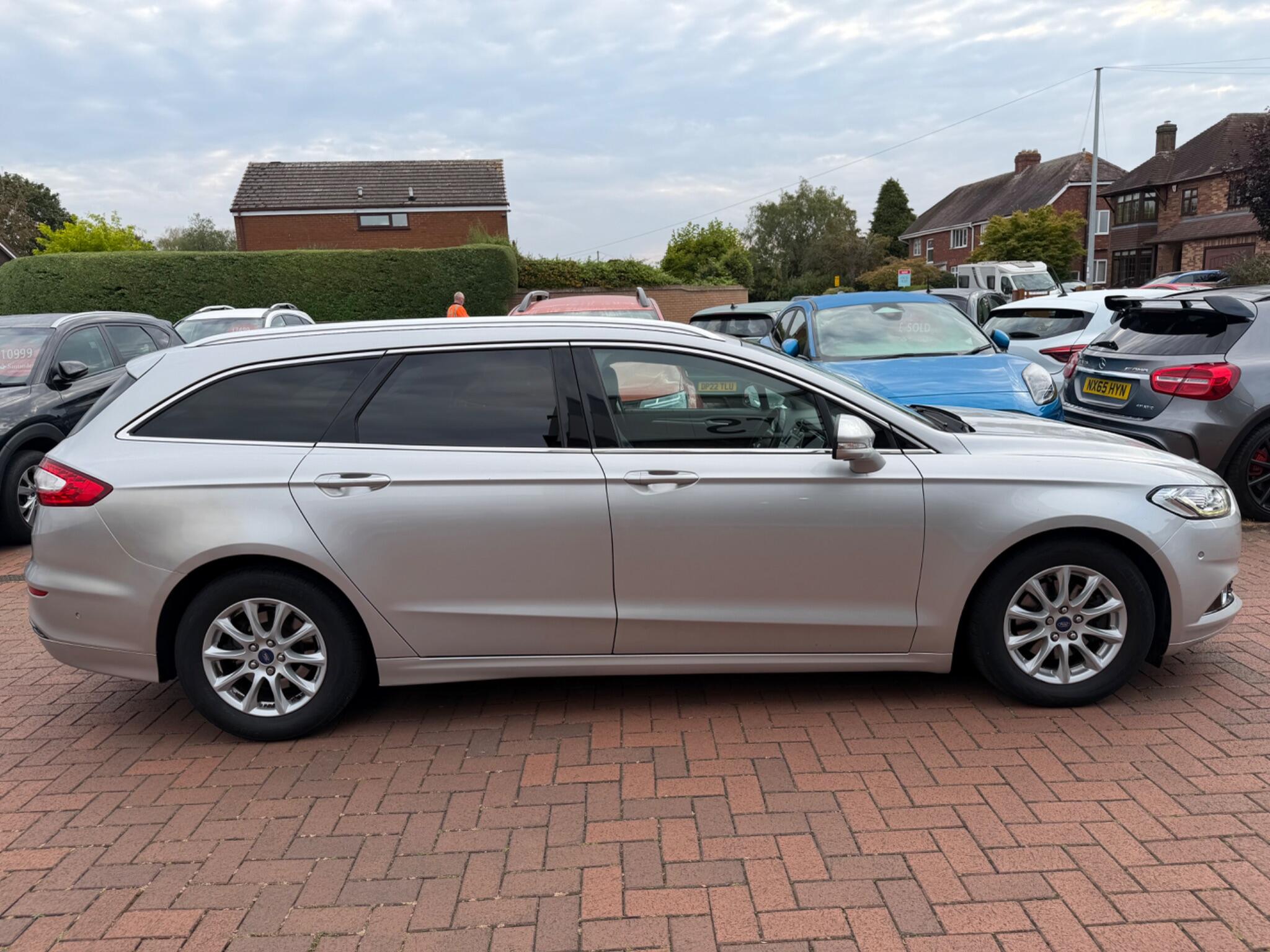Ford Mondeo view 25