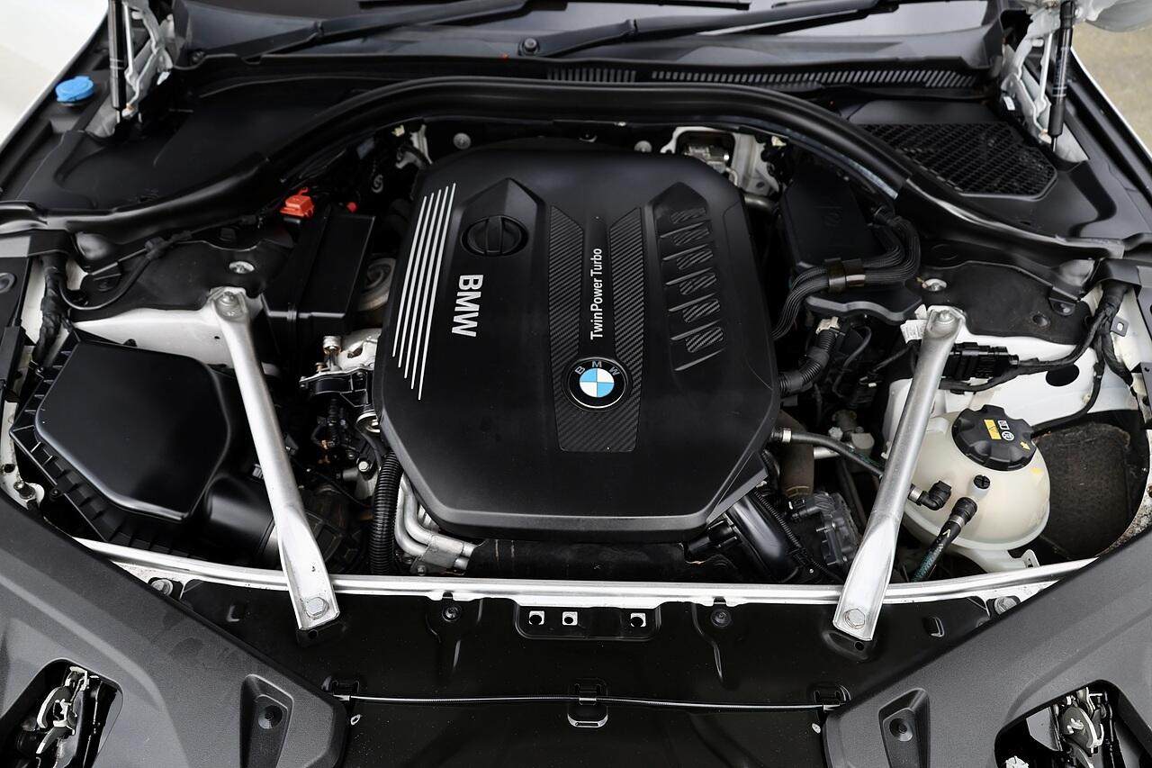 BMW 8 Series view 24