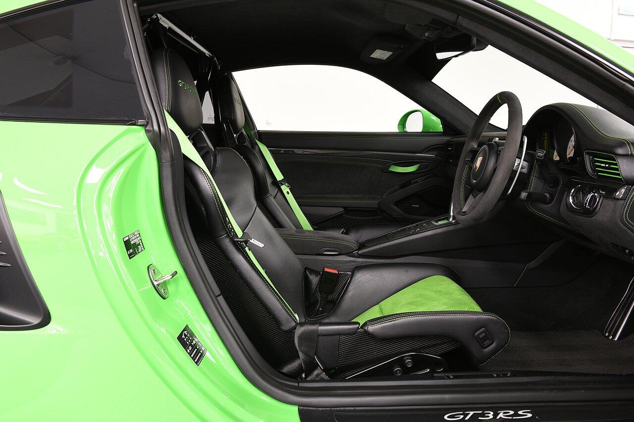 Porsche 911 view 6